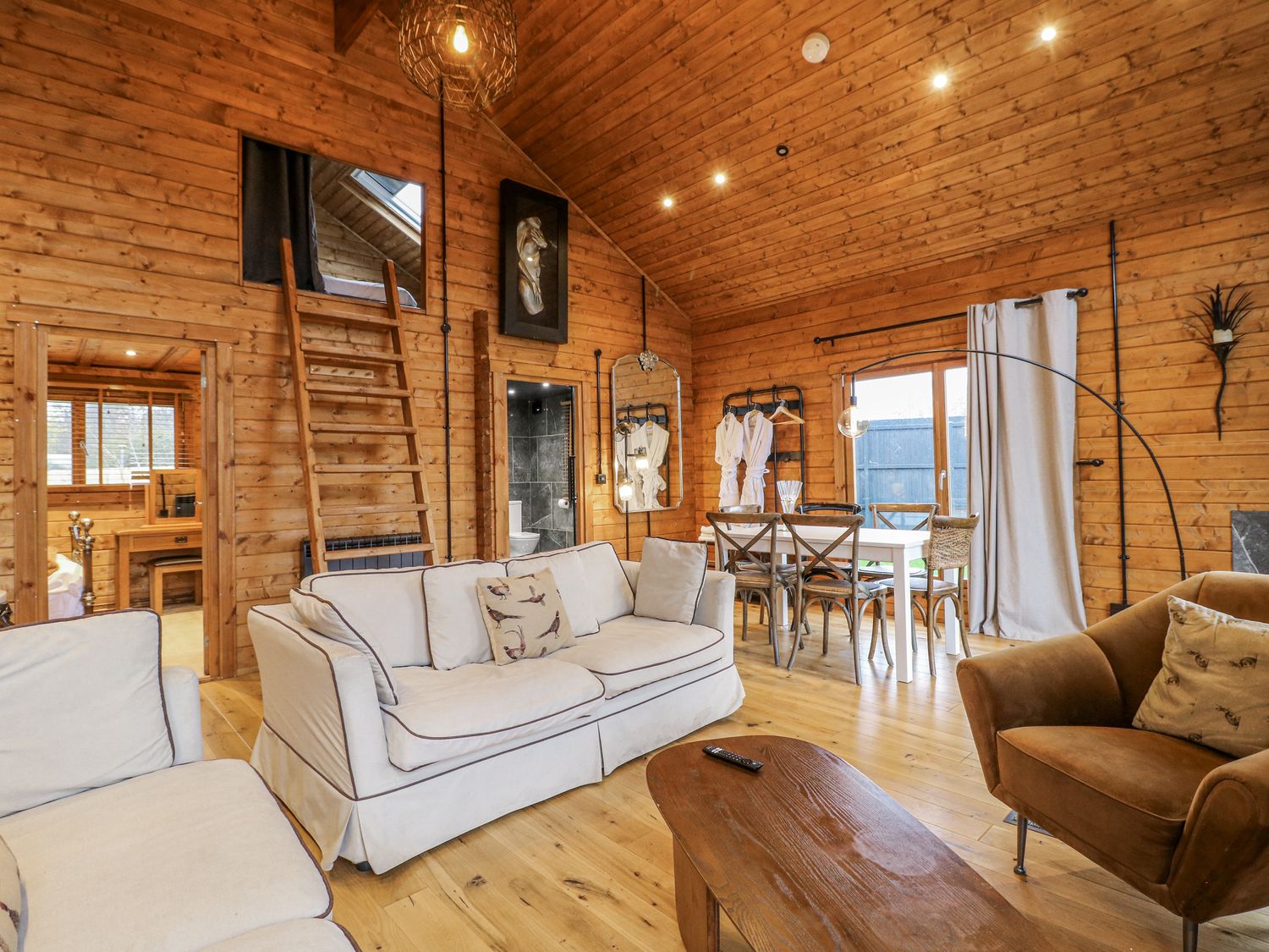 Rabbit Hole, Stamford, Rutland. Hot tub. Smart TV. Pet-friendly. Fire pit. Woodburning stove. Rural.