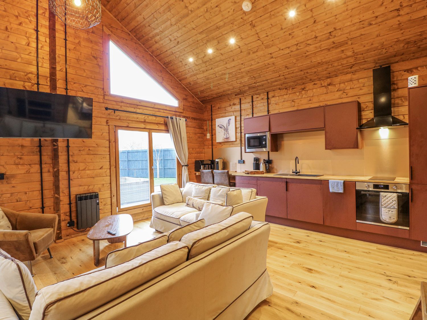 Rabbit Hole, Stamford, Rutland. Hot tub. Smart TV. Pet-friendly. Fire pit. Woodburning stove. Rural.