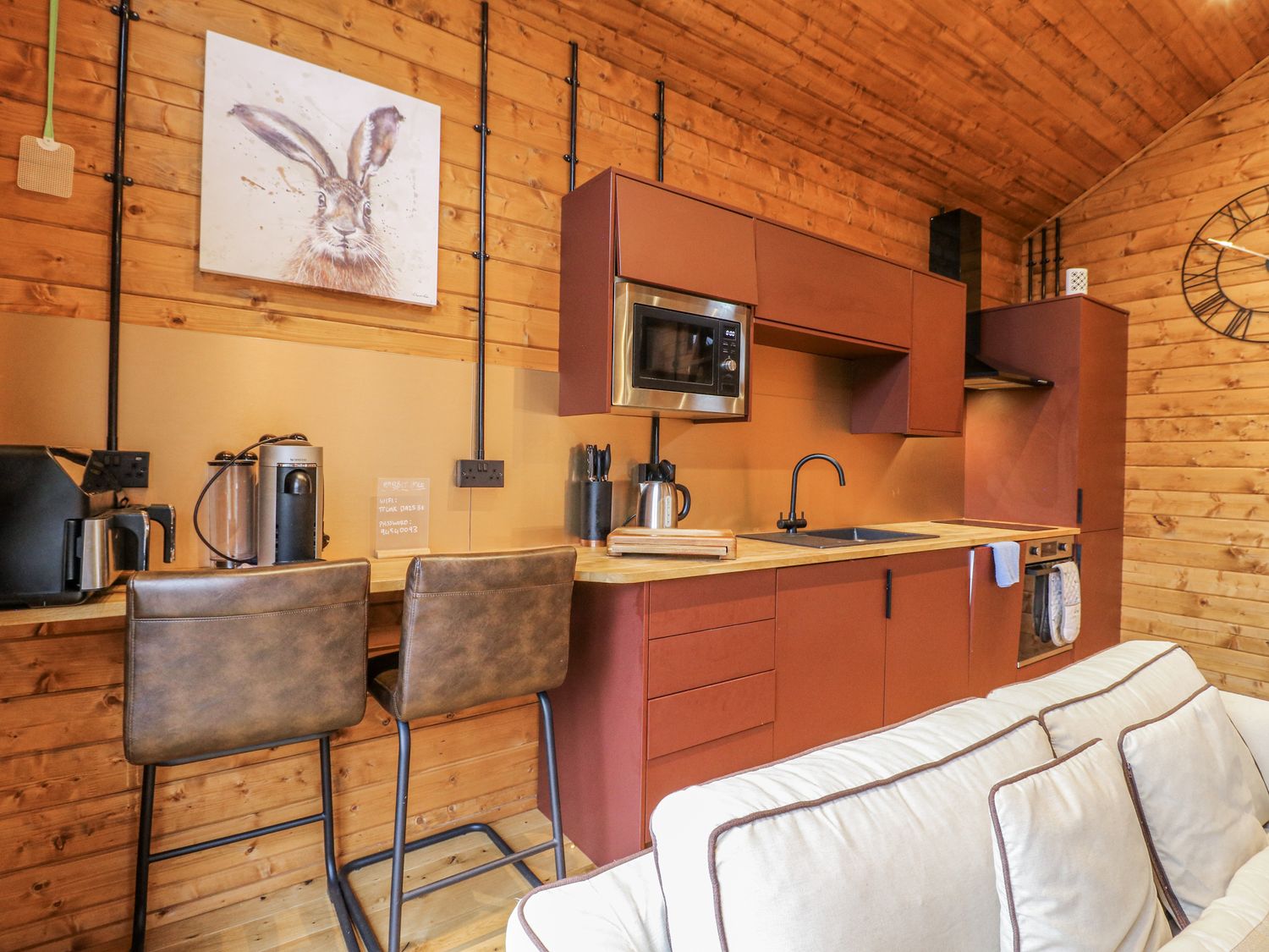 Rabbit Hole, Stamford, Rutland. Hot tub. Smart TV. Pet-friendly. Fire pit. Woodburning stove. Rural.