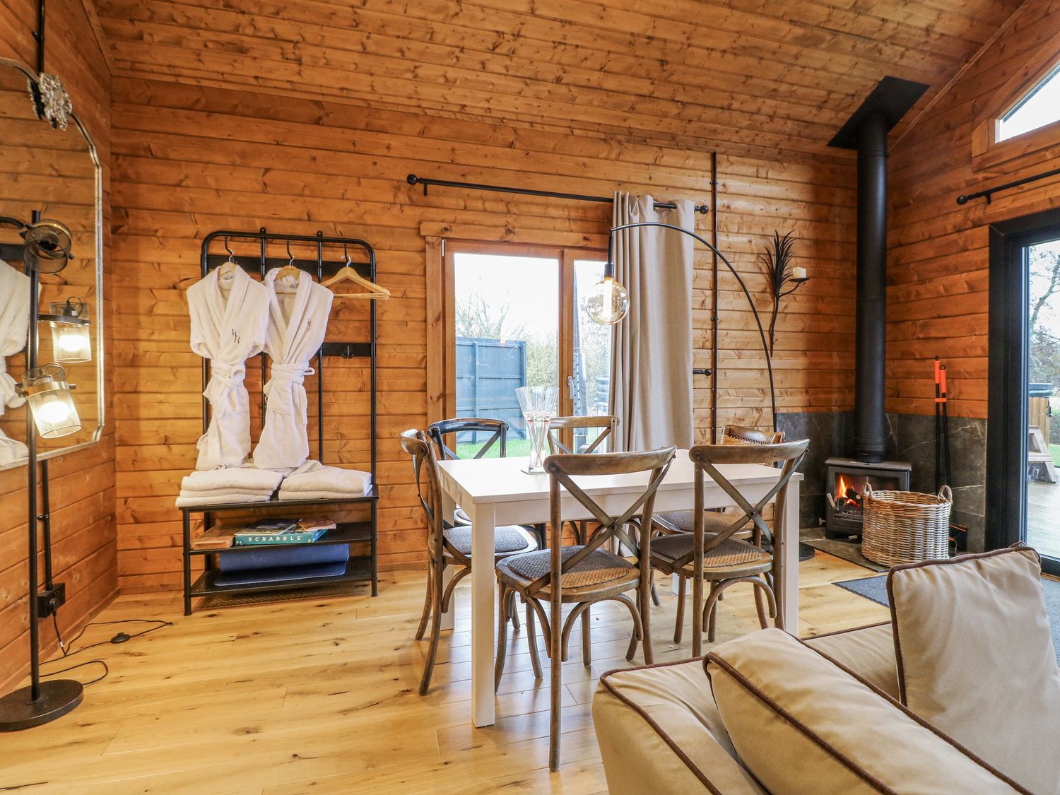 Rabbit Hole, Stamford, Rutland. Hot tub. Smart TV. Pet-friendly. Fire pit. Woodburning stove. Rural.