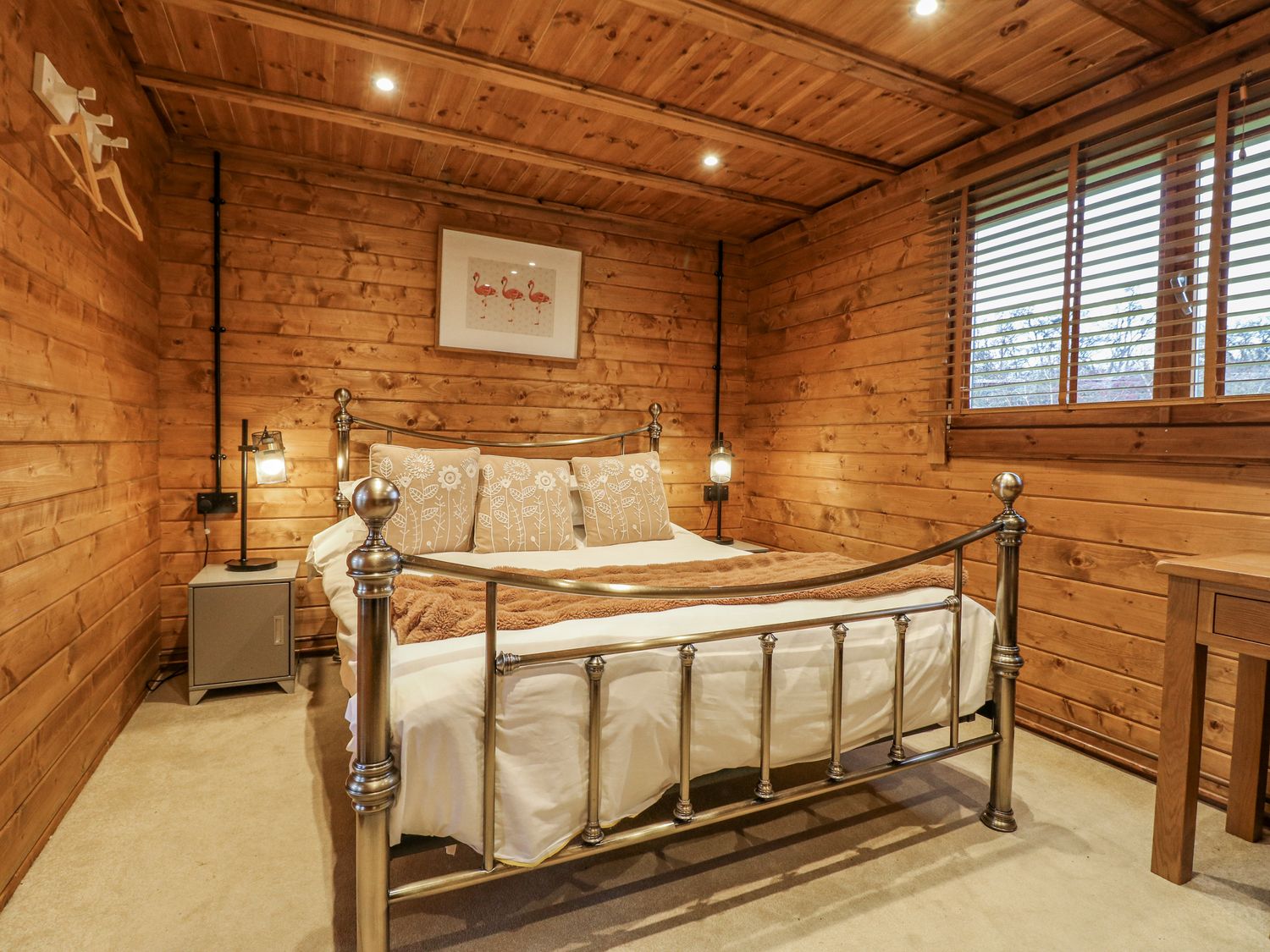 Rabbit Hole, Stamford, Rutland. Hot tub. Smart TV. Pet-friendly. Fire pit. Woodburning stove. Rural.