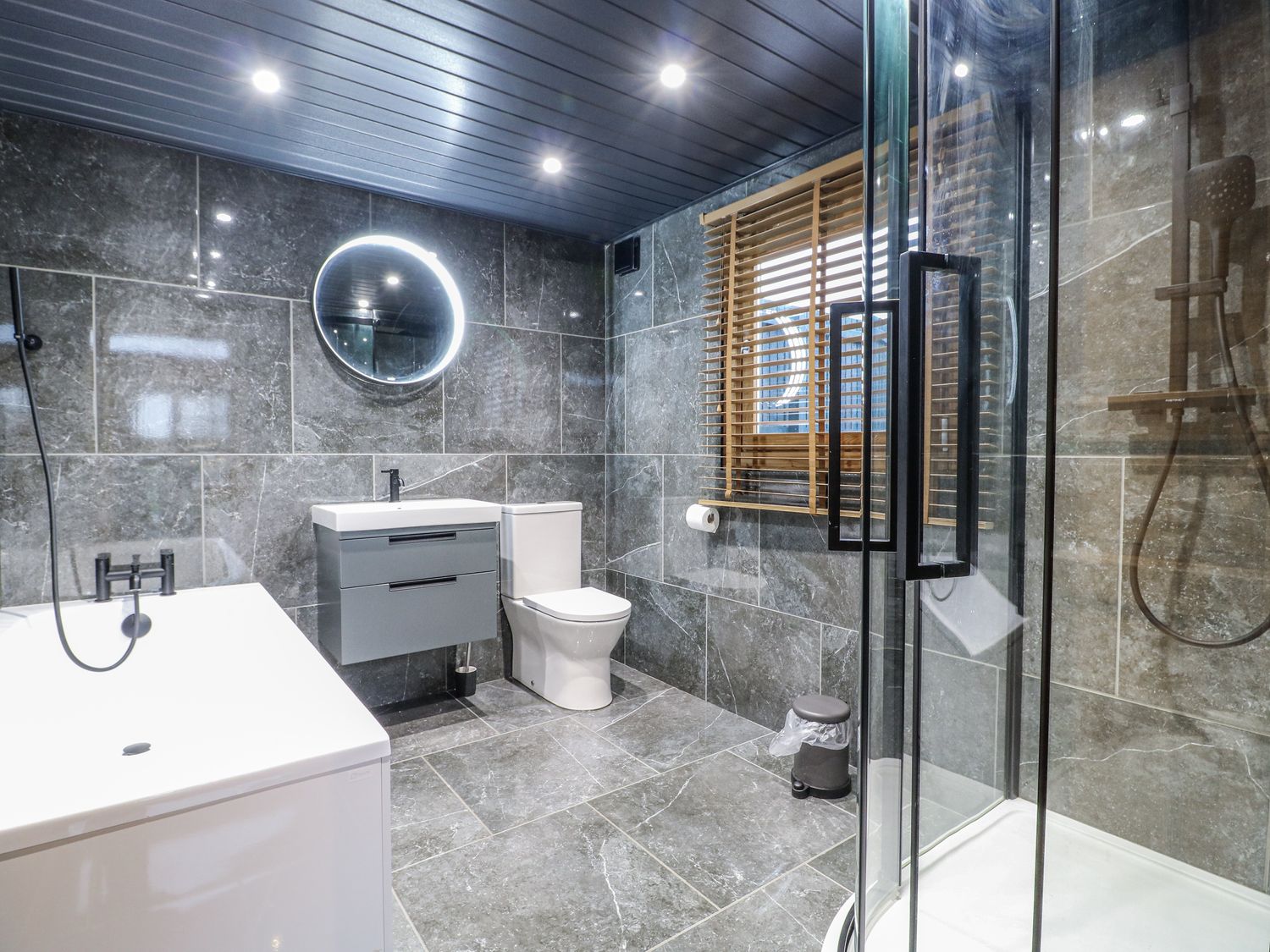 Rabbit Hole, Stamford, Rutland. Hot tub. Smart TV. Pet-friendly. Fire pit. Woodburning stove. Rural.