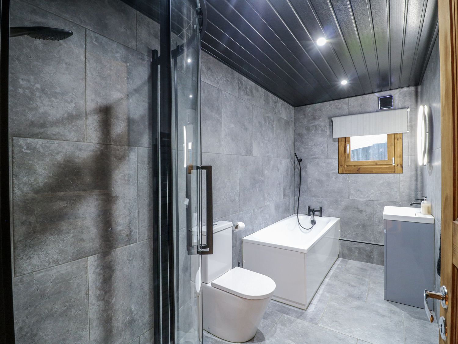 Rabbit Hole, Stamford, Rutland. Hot tub. Smart TV. Pet-friendly. Fire pit. Woodburning stove. Rural.