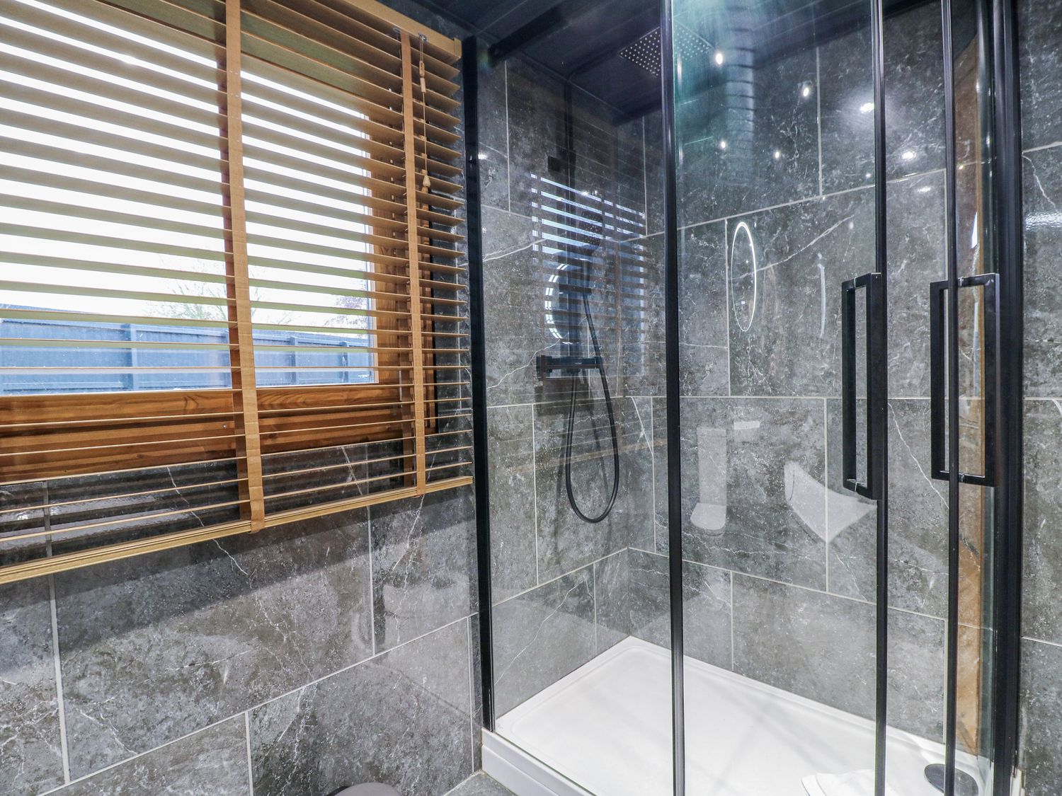 Rabbit Hole, Stamford, Rutland. Hot tub. Smart TV. Pet-friendly. Fire pit. Woodburning stove. Rural.