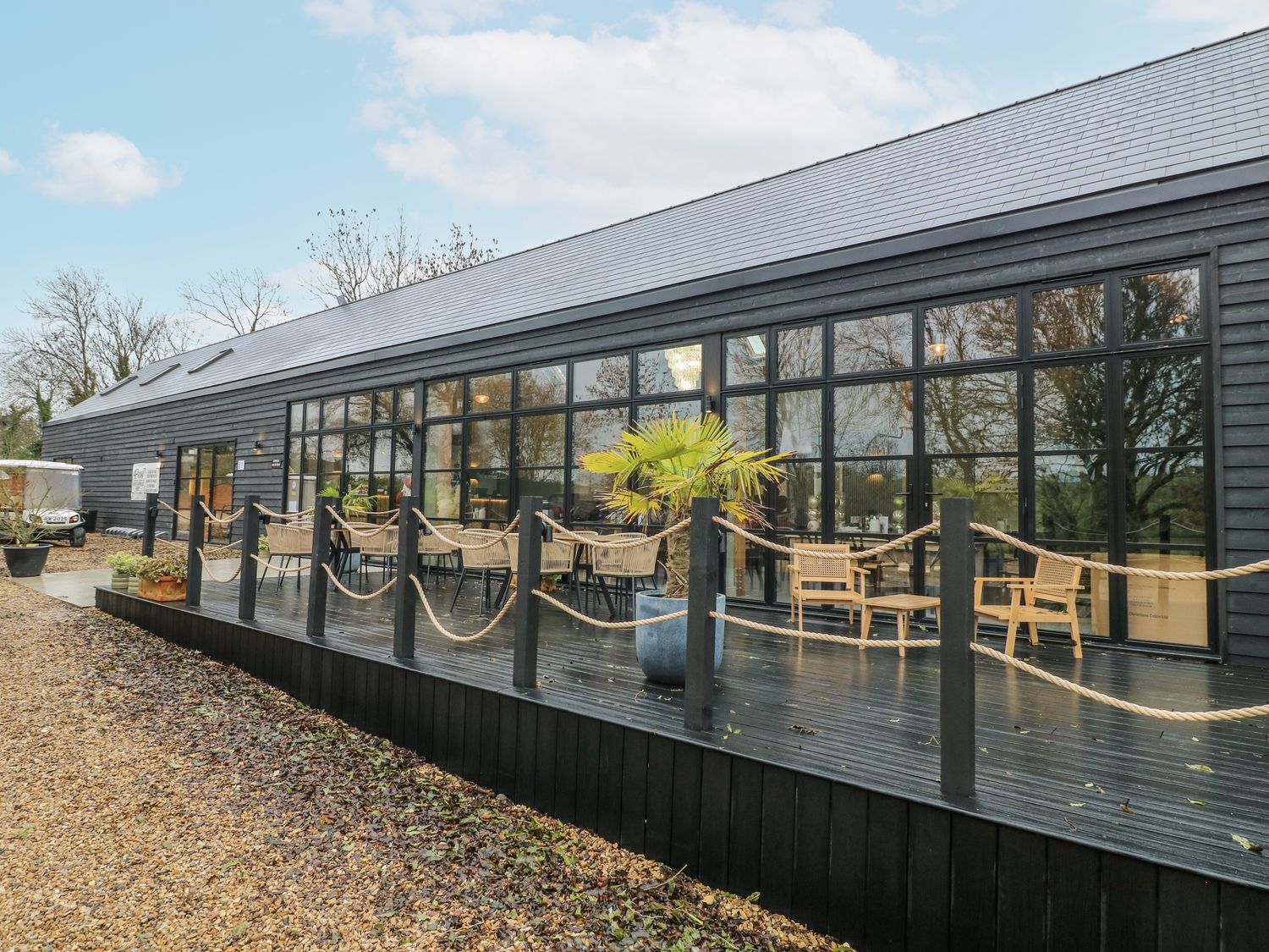 Rabbit Hole, Stamford, Rutland. Hot tub. Smart TV. Pet-friendly. Fire pit. Woodburning stove. Rural.