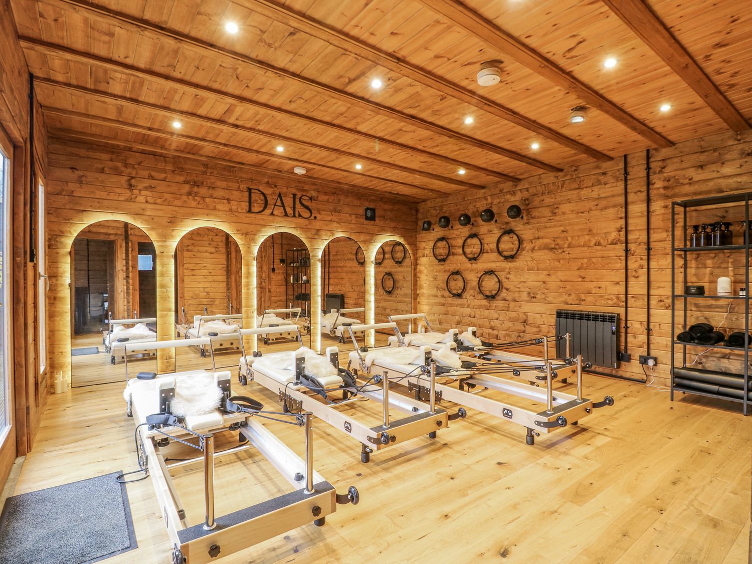 Rabbit Hole, Stamford, Rutland. Hot tub. Smart TV. Pet-friendly. Fire pit. Woodburning stove. Rural.