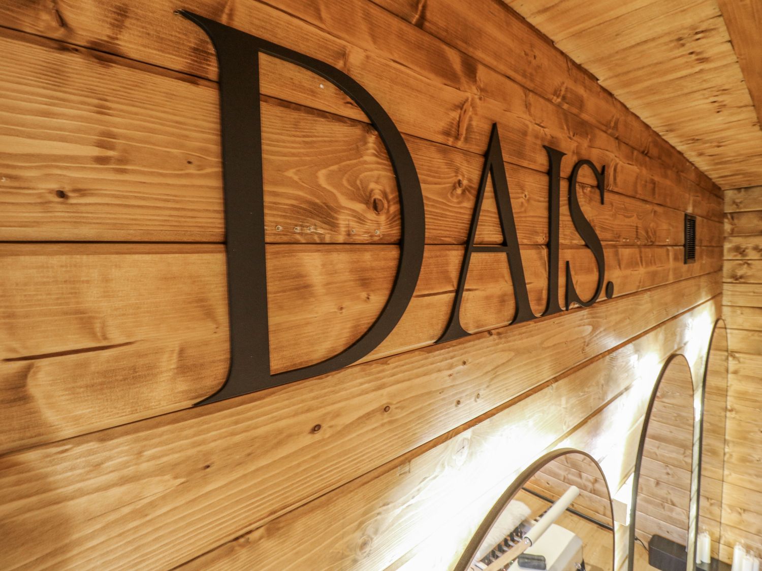 Rabbit Hole, Stamford, Rutland. Hot tub. Smart TV. Pet-friendly. Fire pit. Woodburning stove. Rural.