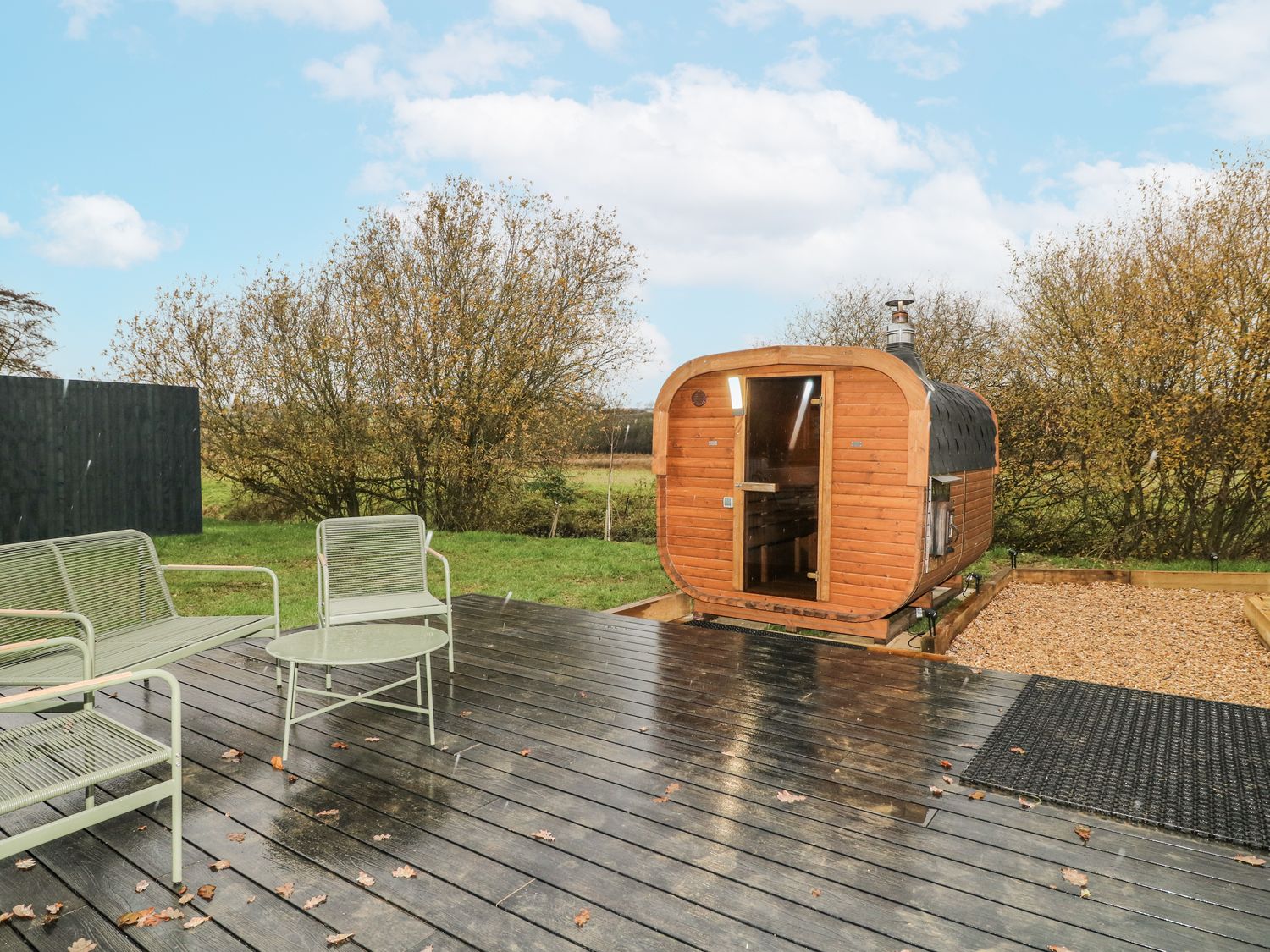 Rabbit Hole, Stamford, Rutland. Hot tub. Smart TV. Pet-friendly. Fire pit. Woodburning stove. Rural.