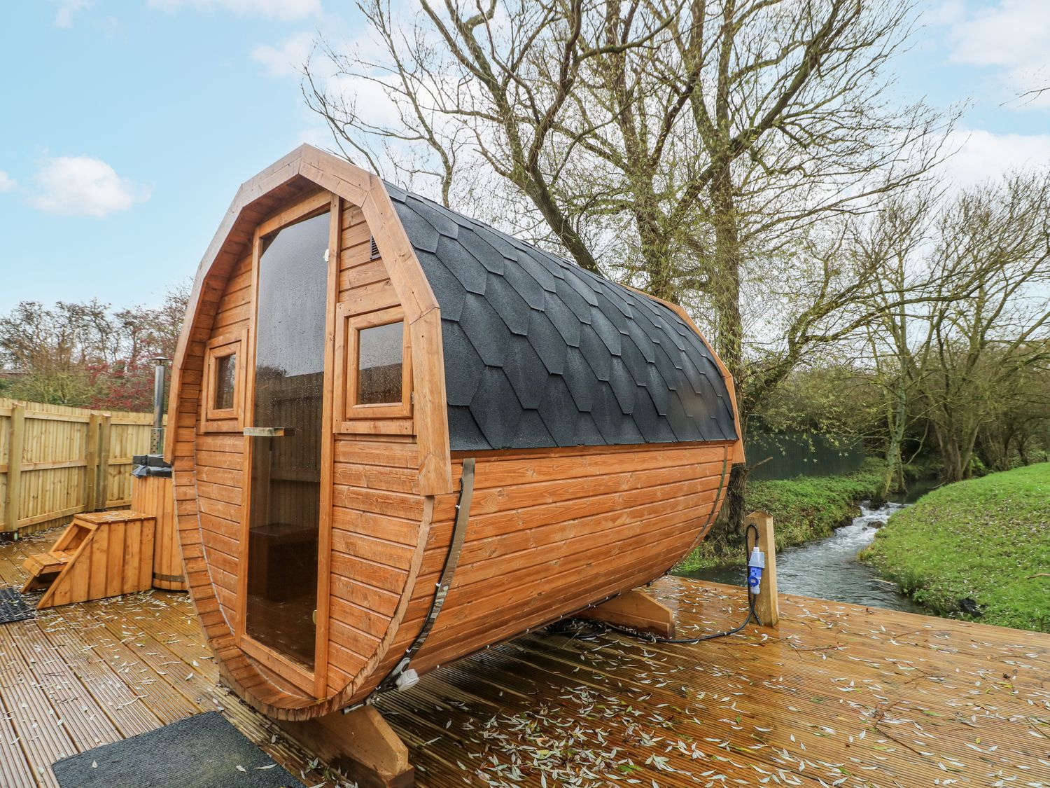 Rabbit Hole, Stamford, Rutland. Hot tub. Smart TV. Pet-friendly. Fire pit. Woodburning stove. Rural.