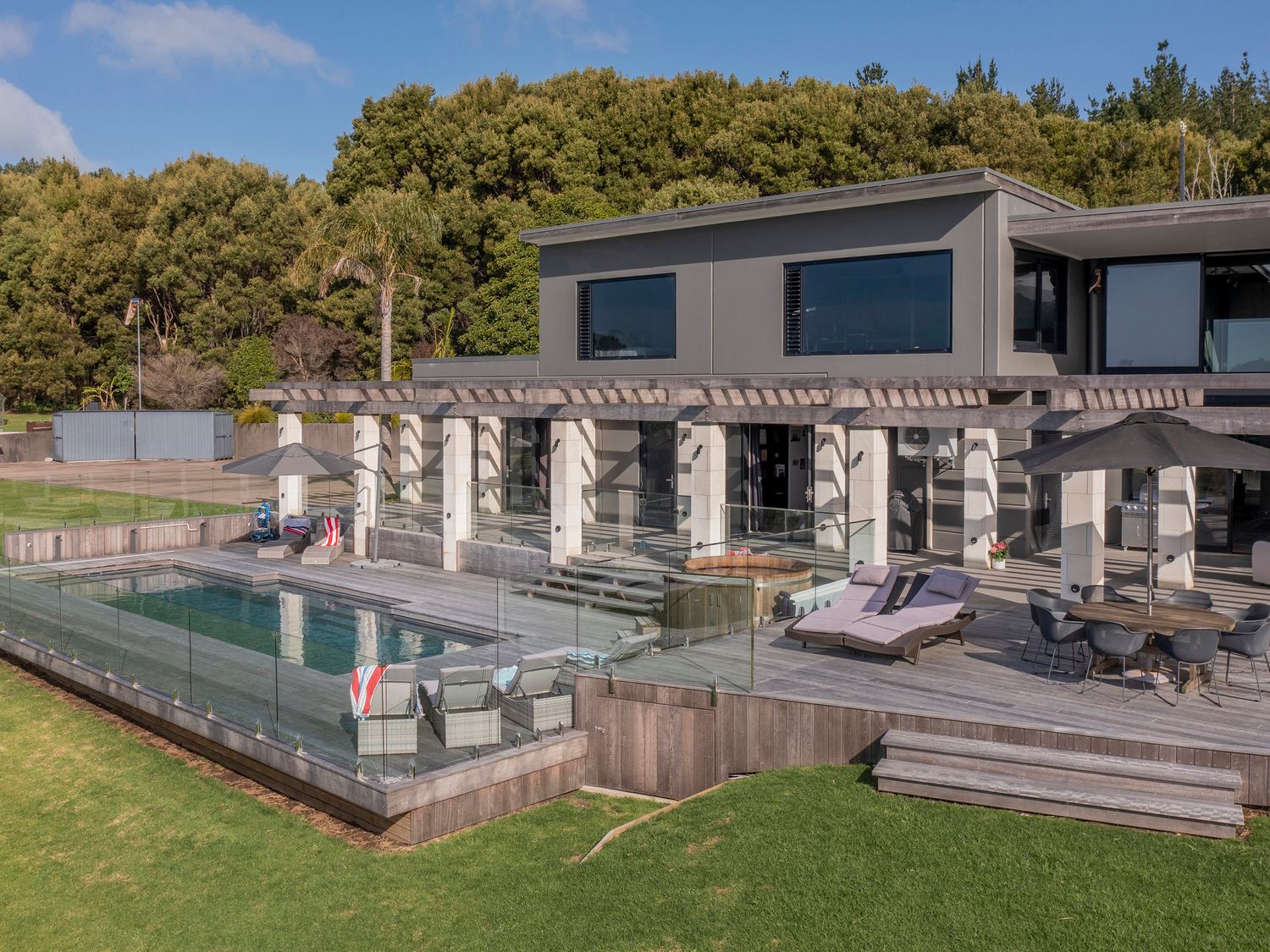 Te Punga Lodge - Whangapoua Beach Luxury Villa                     photo 2