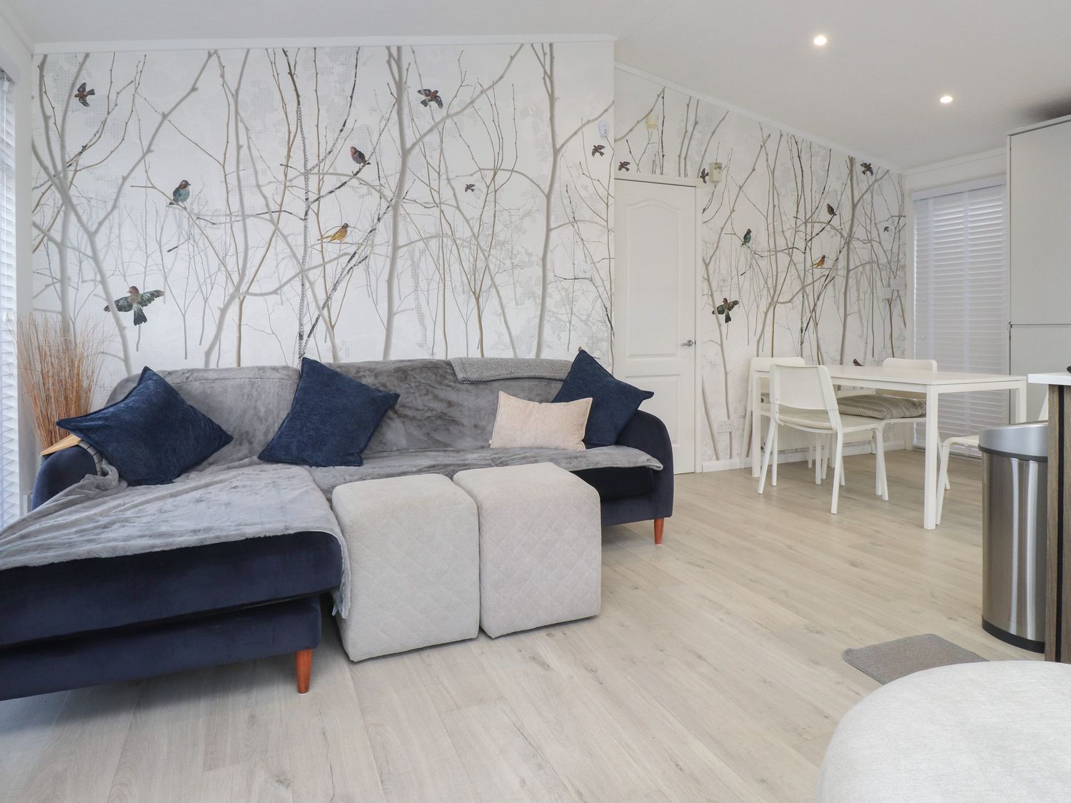 The Warren, Castellmarch, Gwynedd. Hot tub. Near beach. Decking. Electric fire. Off-road parking. TV