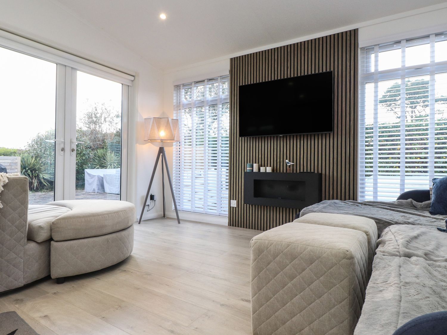 The Warren, Castellmarch, Gwynedd. Hot tub. Near beach. Decking. Electric fire. Off-road parking. TV