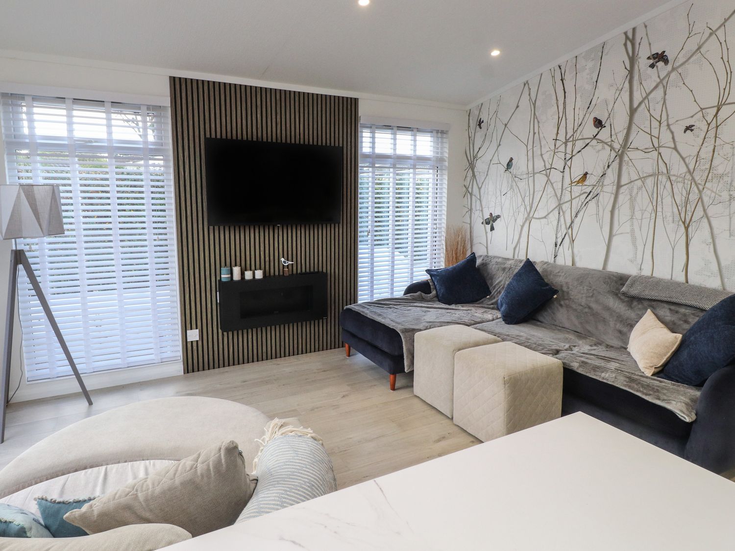 The Warren, Castellmarch, Gwynedd. Hot tub. Near beach. Decking. Electric fire. Off-road parking. TV