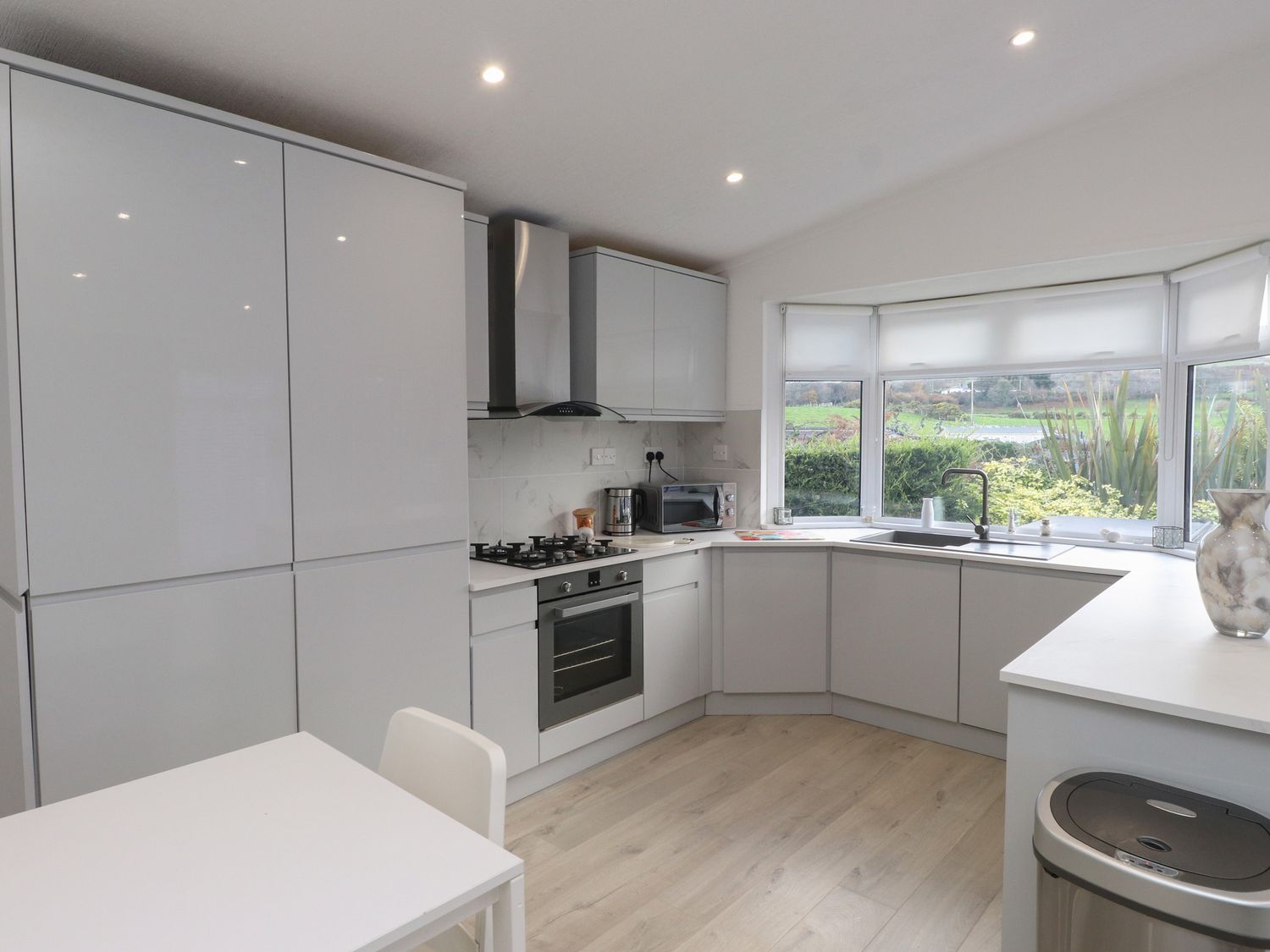 The Warren, Castellmarch, Gwynedd. Hot tub. Near beach. Decking. Electric fire. Off-road parking. TV
