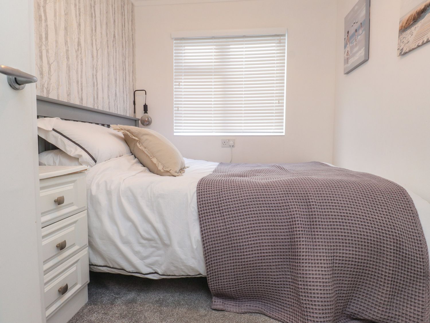 The Warren, Castellmarch, Gwynedd. Hot tub. Near beach. Decking. Electric fire. Off-road parking. TV