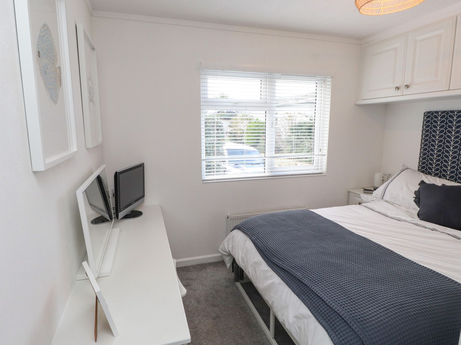 The Warren, Castellmarch, Gwynedd. Hot tub. Near beach. Decking. Electric fire. Off-road parking. TV