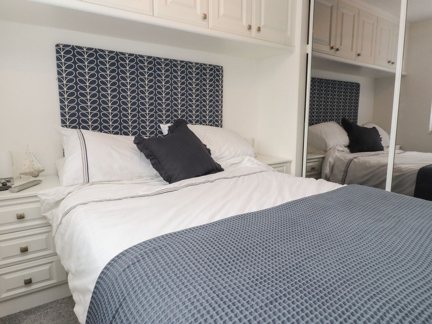 The Warren, Castellmarch, Gwynedd. Hot tub. Near beach. Decking. Electric fire. Off-road parking. TV