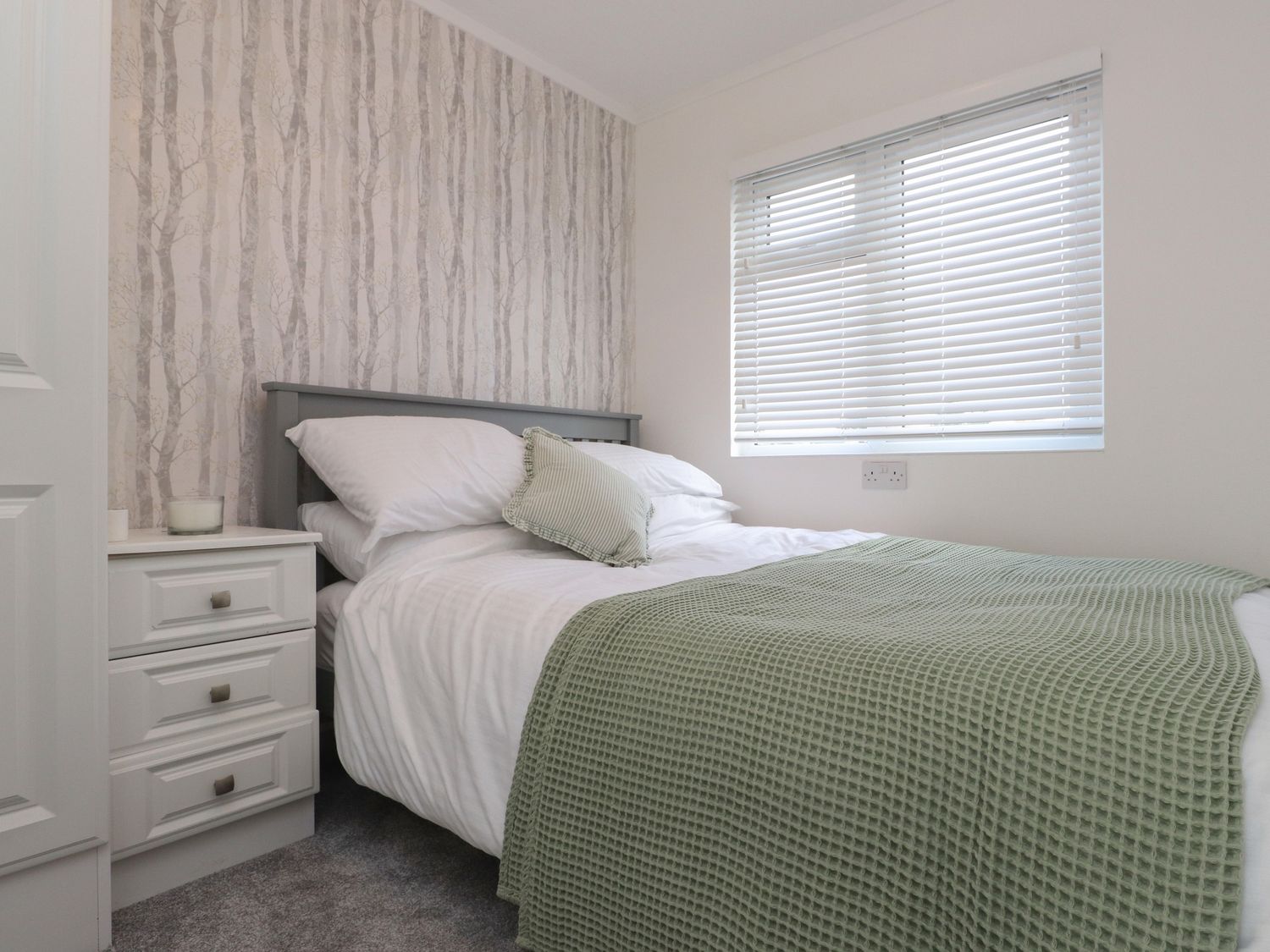 The Warren, Castellmarch, Gwynedd. Hot tub. Near beach. Decking. Electric fire. Off-road parking. TV