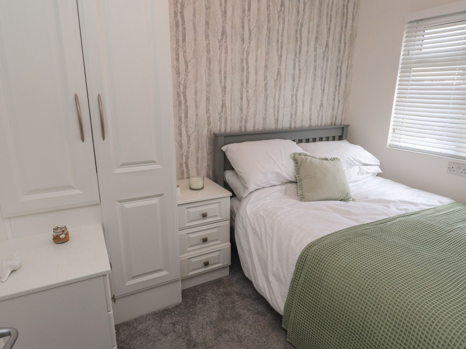 The Warren, Castellmarch, Gwynedd. Hot tub. Near beach. Decking. Electric fire. Off-road parking. TV