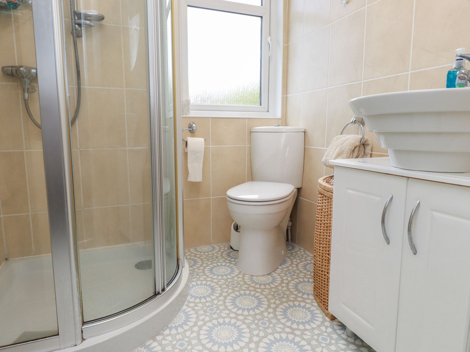 The Warren, Castellmarch, Gwynedd. Hot tub. Near beach. Decking. Electric fire. Off-road parking. TV