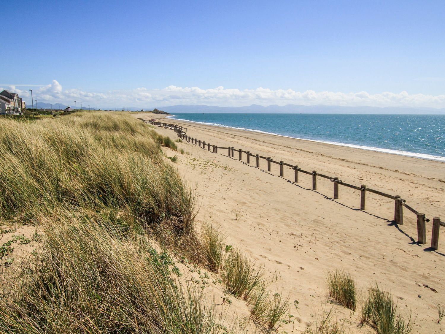 The Warren, Castellmarch, Gwynedd. Hot tub. Near beach. Decking. Electric fire. Off-road parking. TV