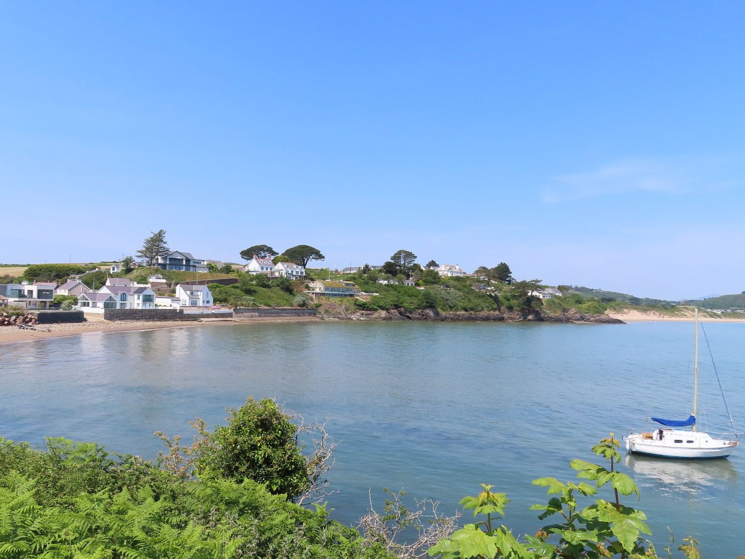 The Warren, Castellmarch, Gwynedd. Hot tub. Near beach. Decking. Electric fire. Off-road parking. TV