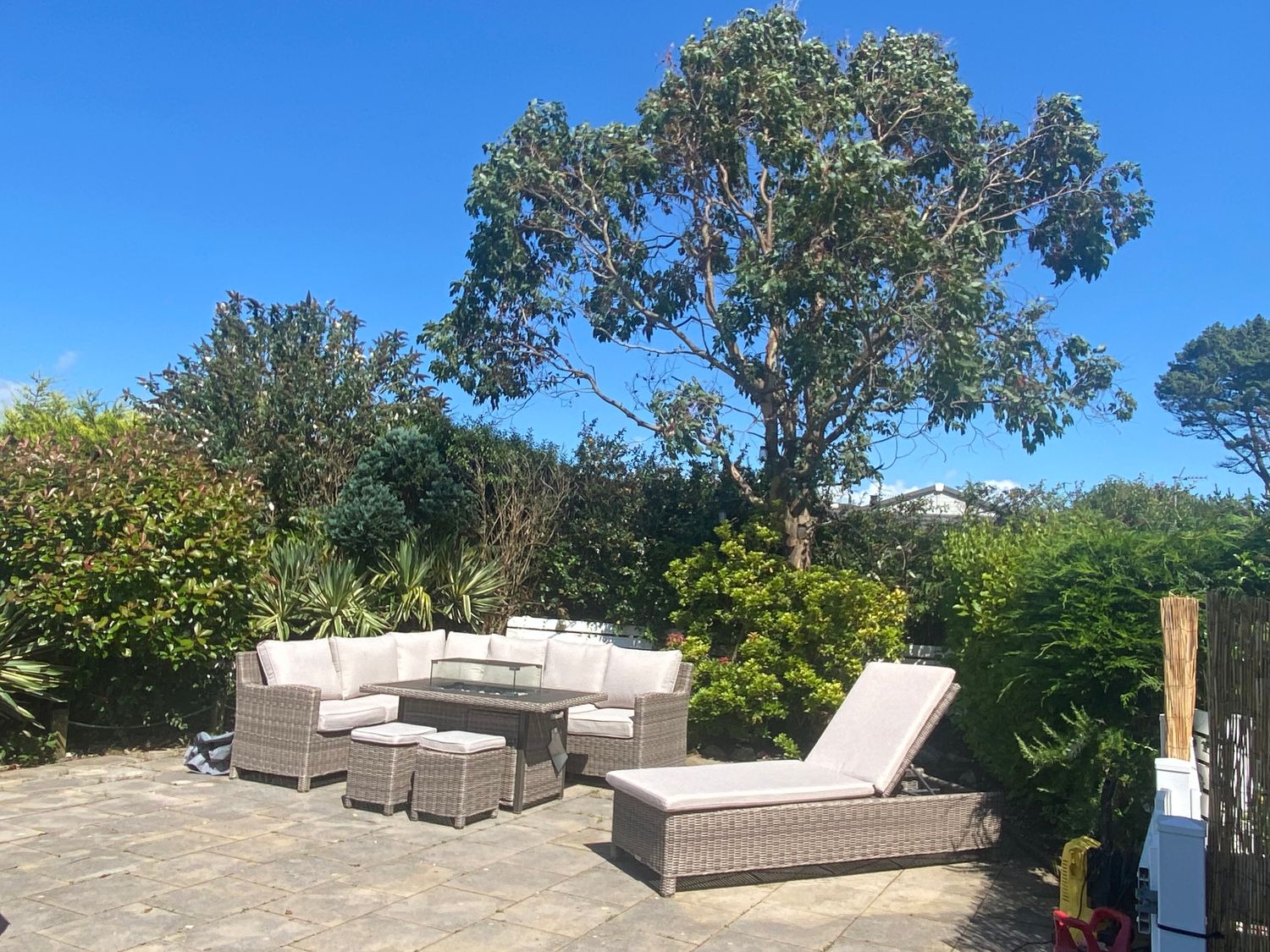 The Warren, Castellmarch, Gwynedd. Hot tub. Near beach. Decking. Electric fire. Off-road parking. TV