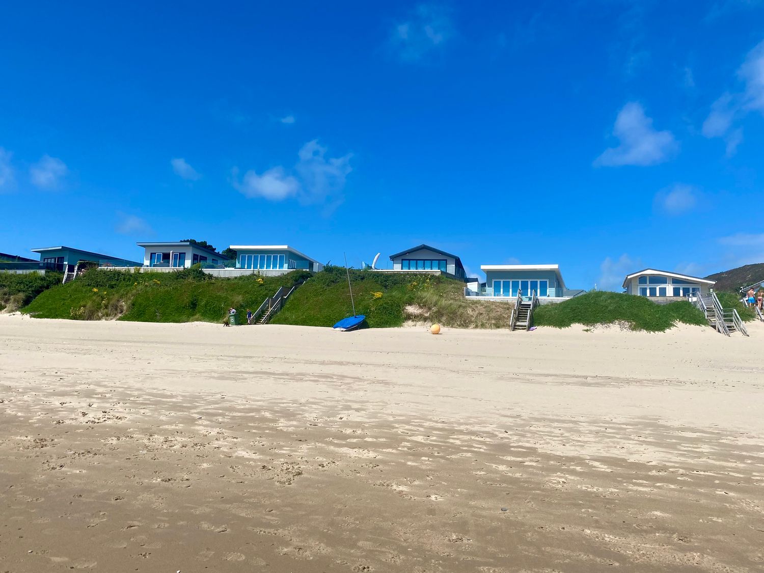 The Warren, Castellmarch, Gwynedd. Hot tub. Near beach. Decking. Electric fire. Off-road parking. TV