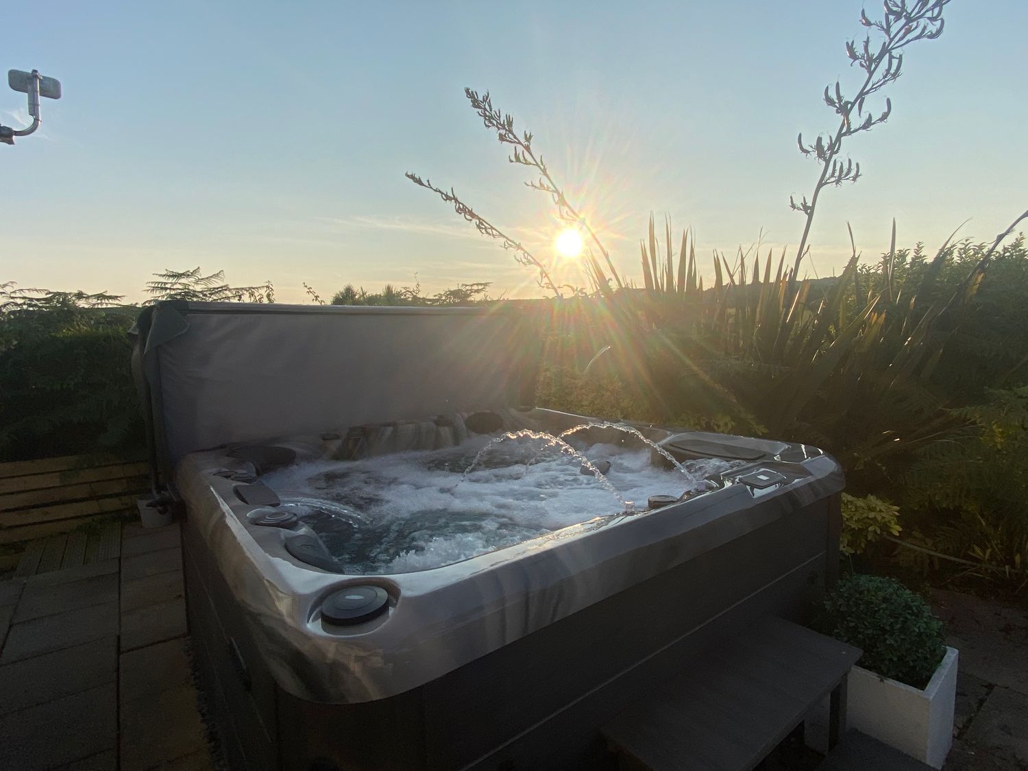 The Warren, Castellmarch, Gwynedd. Hot tub. Near beach. Decking. Electric fire. Off-road parking. TV