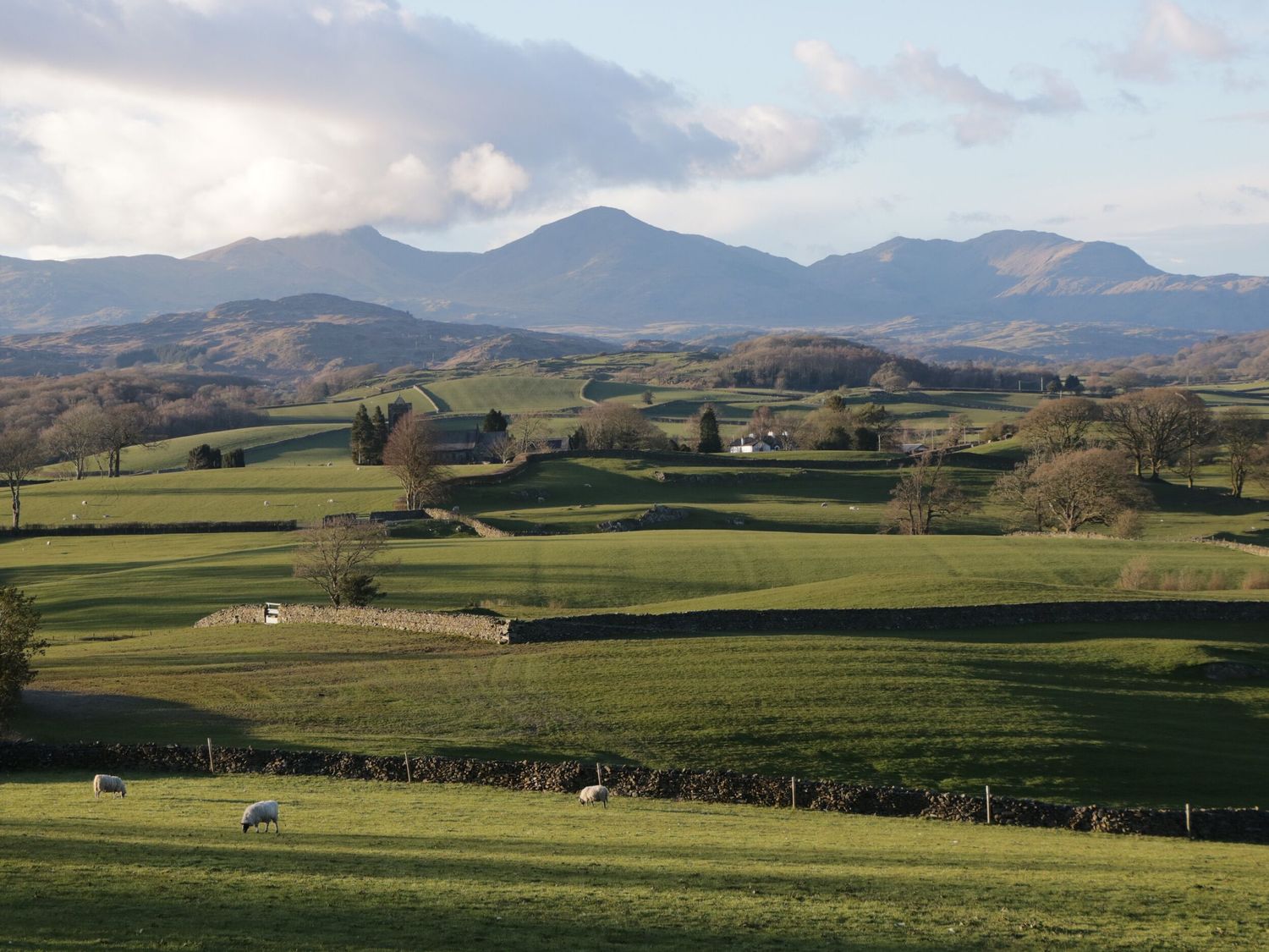 Lund House, Ulverston, Cumbria. Hot tub. Three-storey. Smart TVs. Electric fire. Pet-friendly. 6 bed