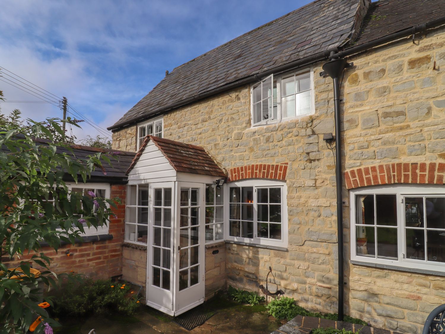 Charity School House in Tredington, Warwickshire. Hot tub. Woodburning stove. Smart TV. Pet-friendly