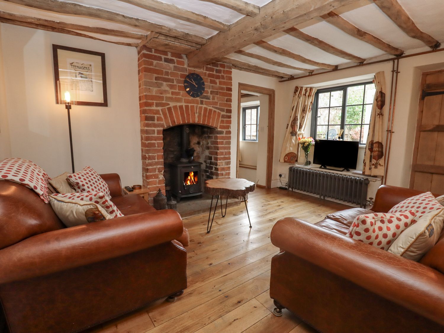 Charity School House in Tredington, Warwickshire. Hot tub. Woodburning stove. Smart TV. Pet-friendly