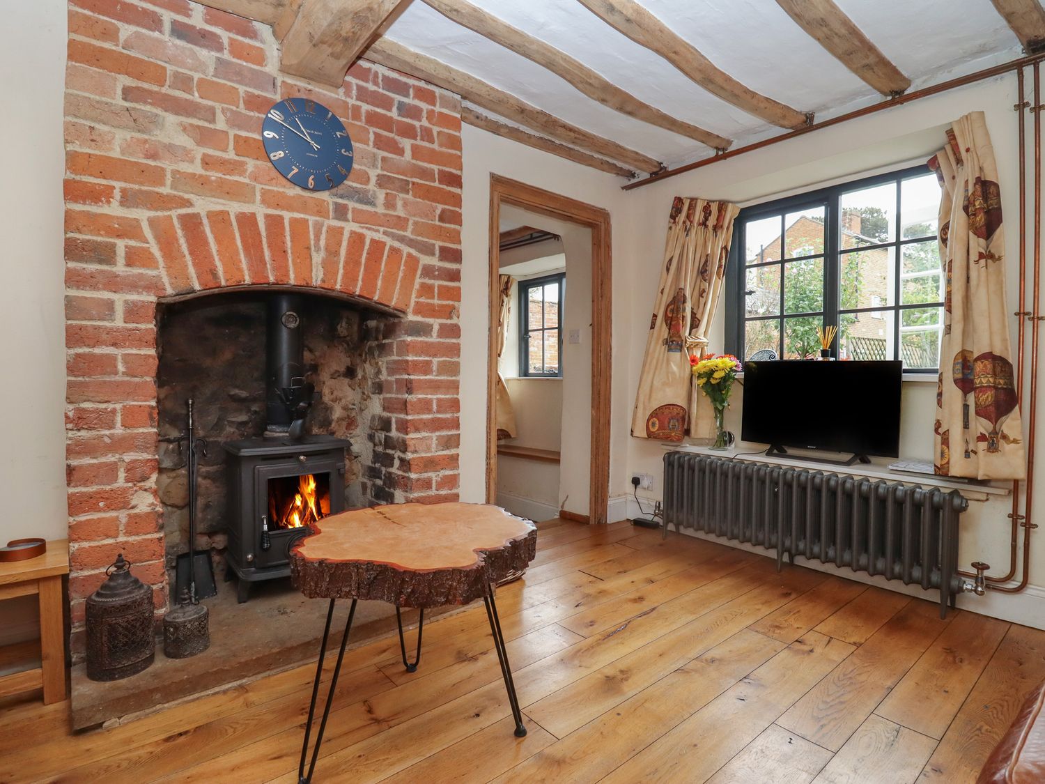 Charity School House in Tredington, Warwickshire. Hot tub. Woodburning stove. Smart TV. Pet-friendly