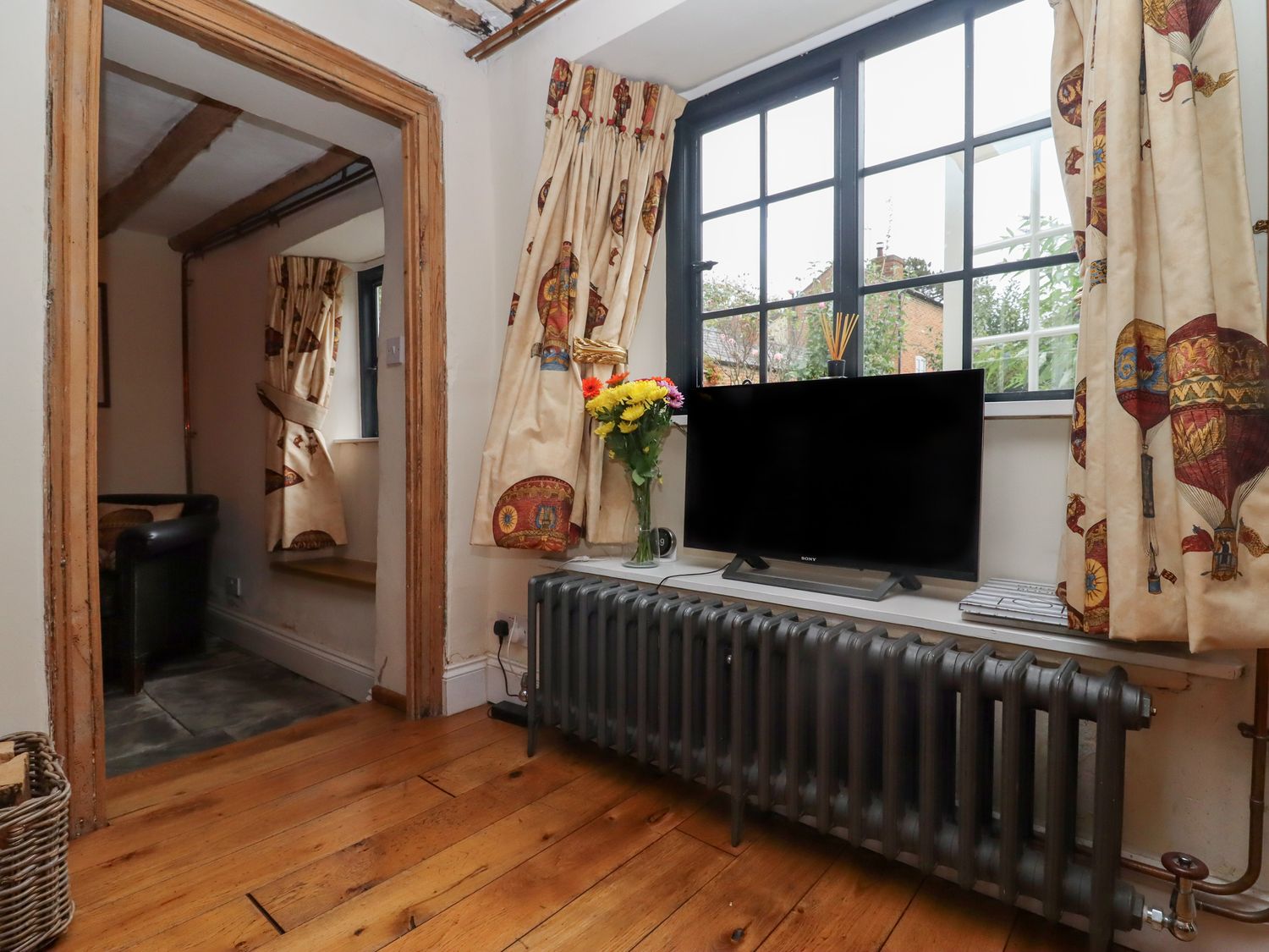 Charity School House in Tredington, Warwickshire. Hot tub. Woodburning stove. Smart TV. Pet-friendly