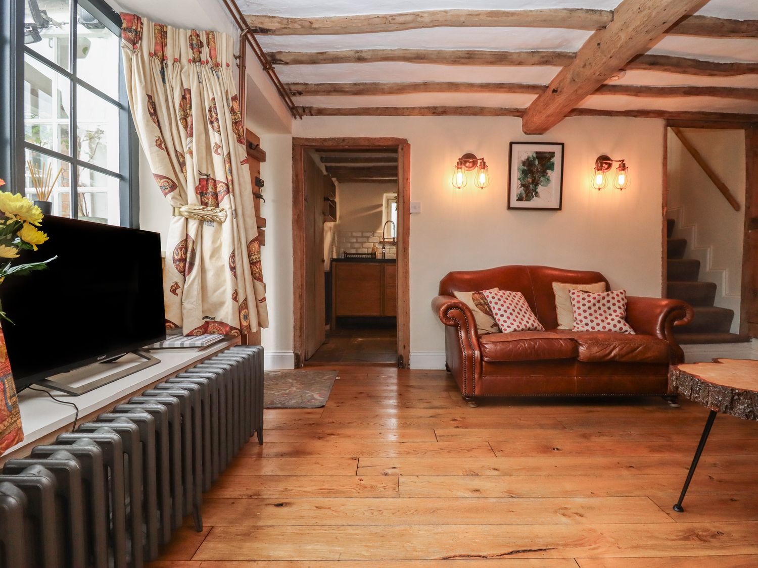 Charity School House in Tredington, Warwickshire. Hot tub. Woodburning stove. Smart TV. Pet-friendly