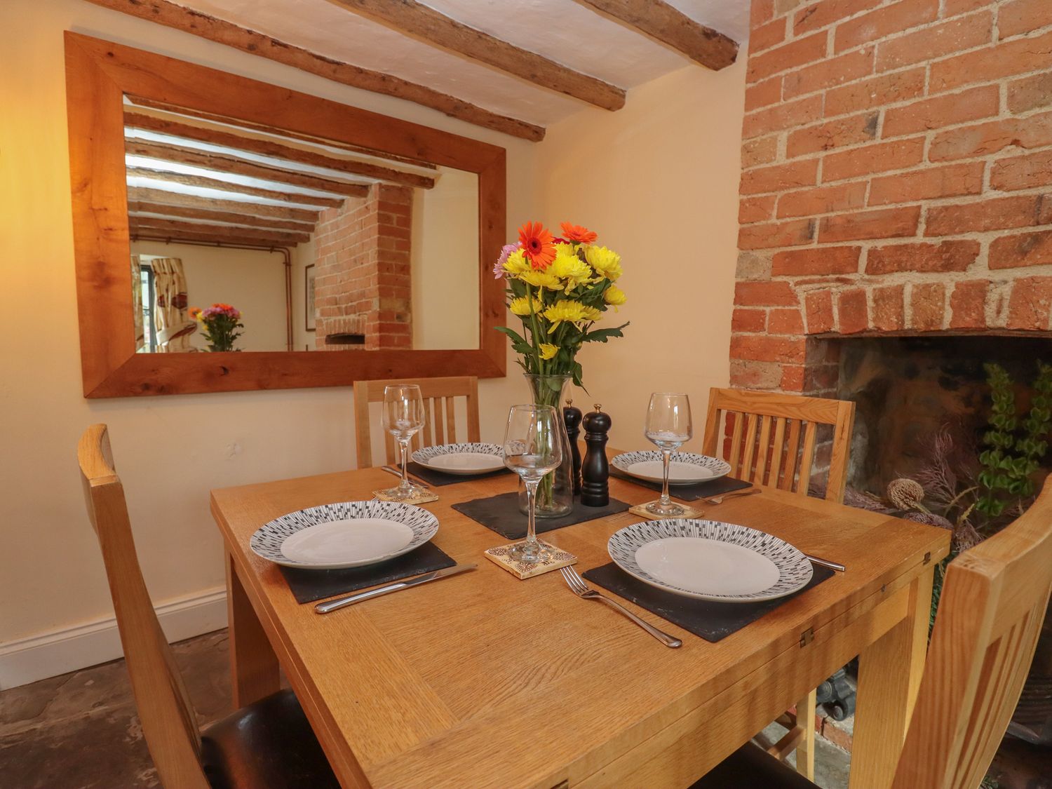 Charity School House in Tredington, Warwickshire. Hot tub. Woodburning stove. Smart TV. Pet-friendly