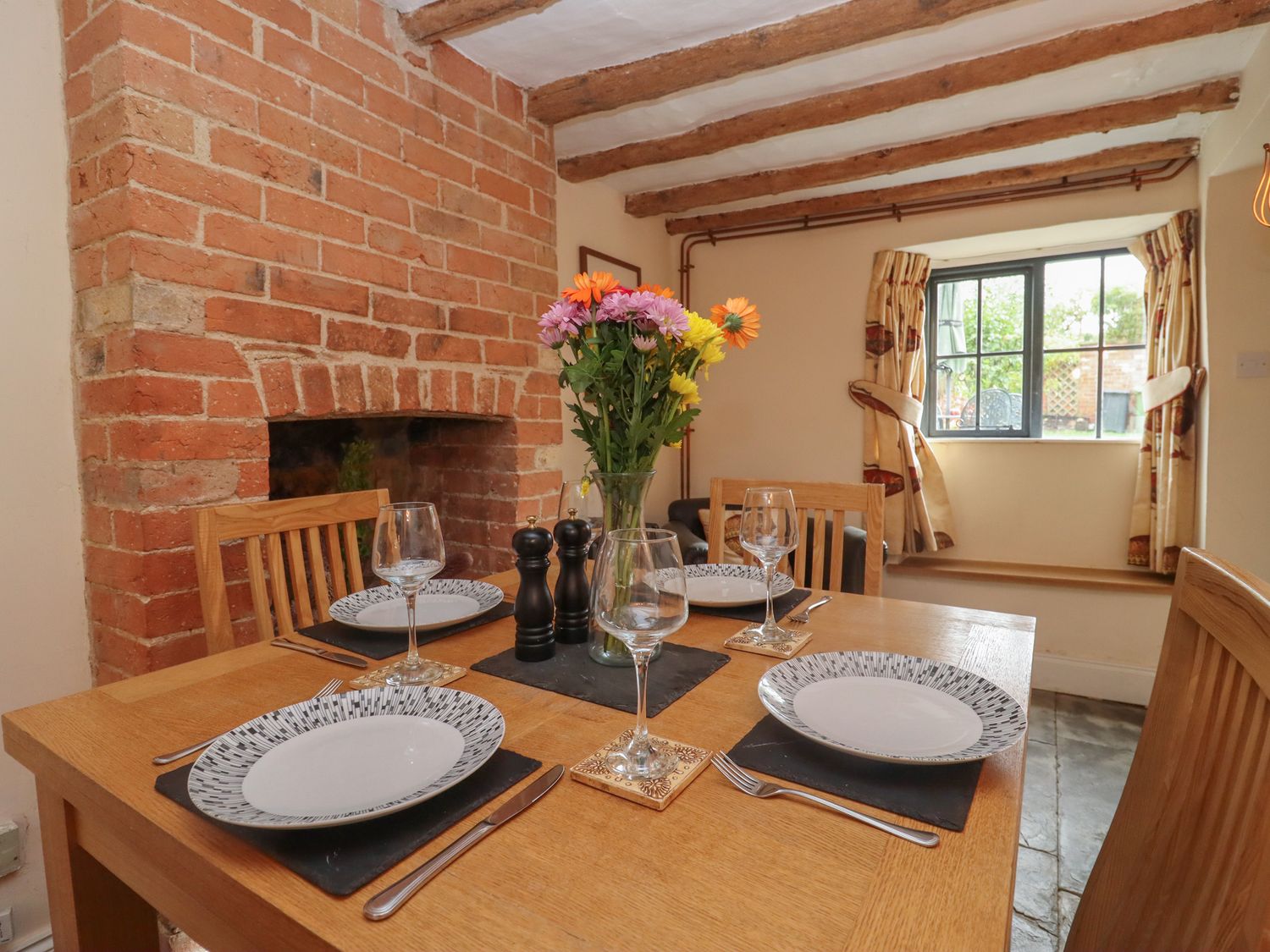 Charity School House in Tredington, Warwickshire. Hot tub. Woodburning stove. Smart TV. Pet-friendly