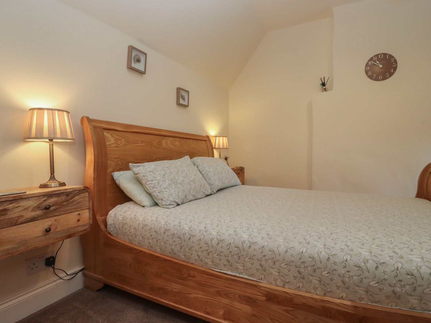 Charity School House in Tredington, Warwickshire. Hot tub. Woodburning stove. Smart TV. Pet-friendly