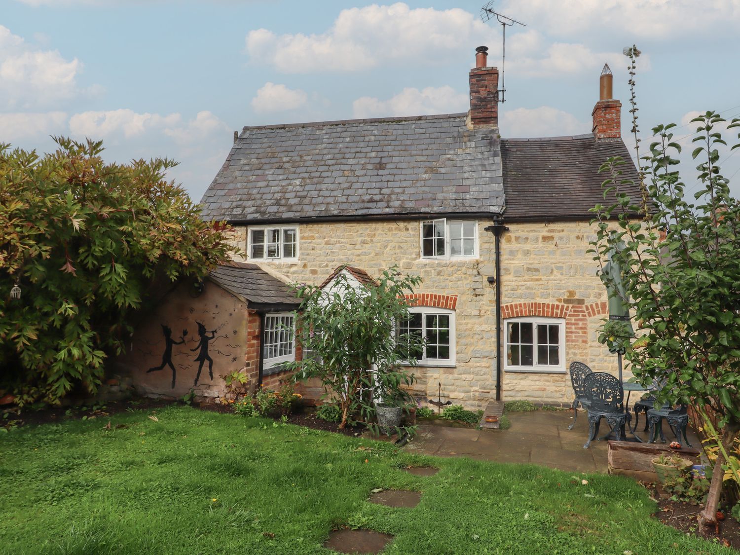 Charity School House in Tredington, Warwickshire. Hot tub. Woodburning stove. Smart TV. Pet-friendly