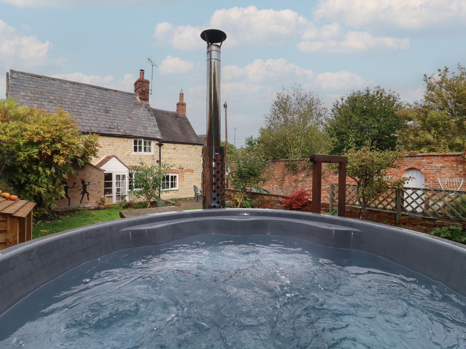 Charity School House in Tredington, Warwickshire. Hot tub. Woodburning stove. Smart TV. Pet-friendly