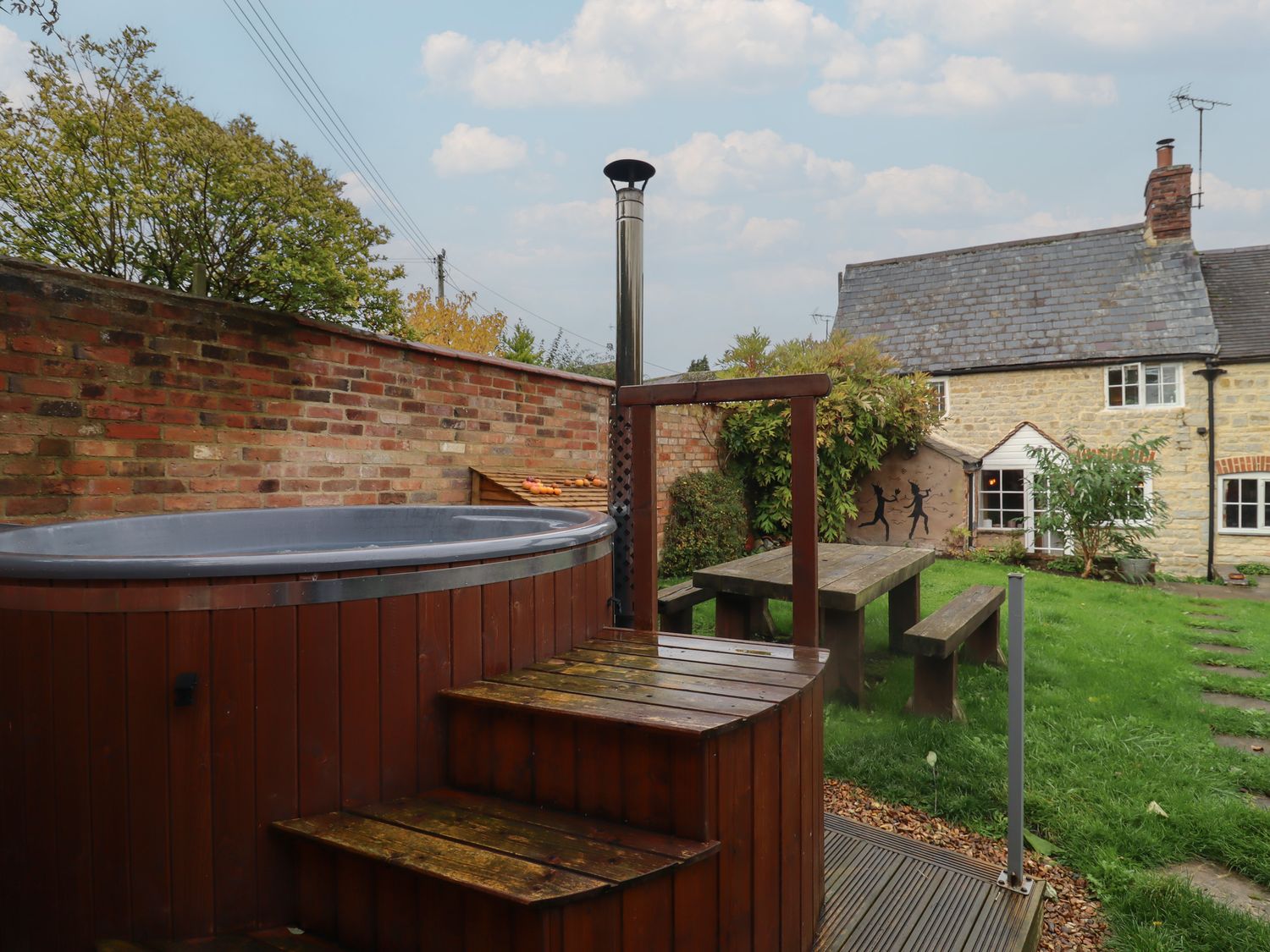 Charity School House in Tredington, Warwickshire. Hot tub. Woodburning stove. Smart TV. Pet-friendly