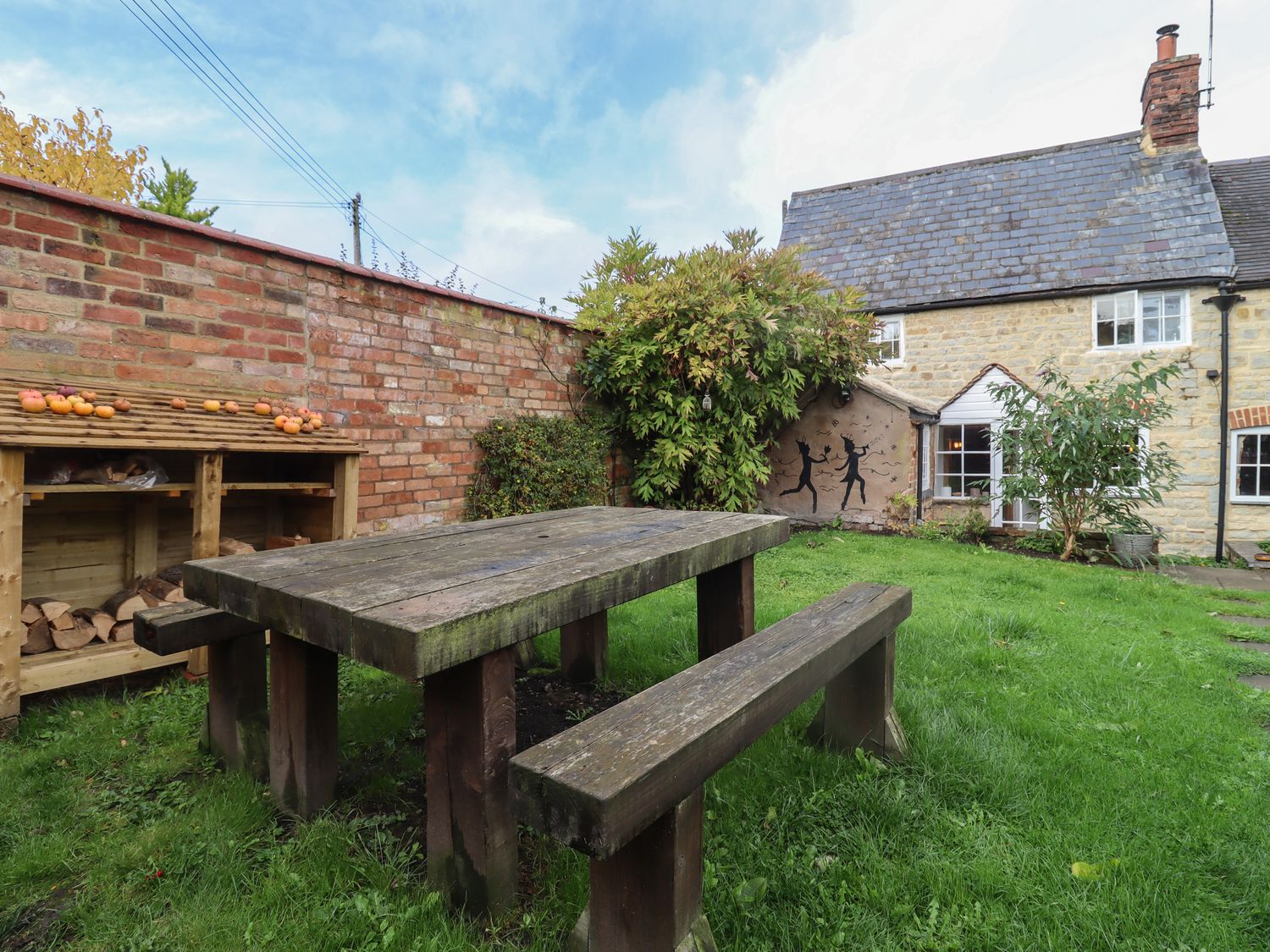 Charity School House in Tredington, Warwickshire. Hot tub. Woodburning stove. Smart TV. Pet-friendly