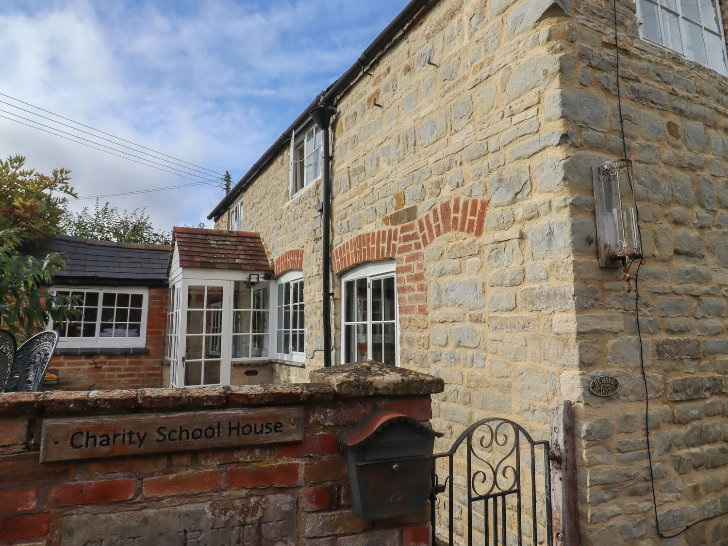 Charity School House in Tredington, Warwickshire. Hot tub. Woodburning stove. Smart TV. Pet-friendly