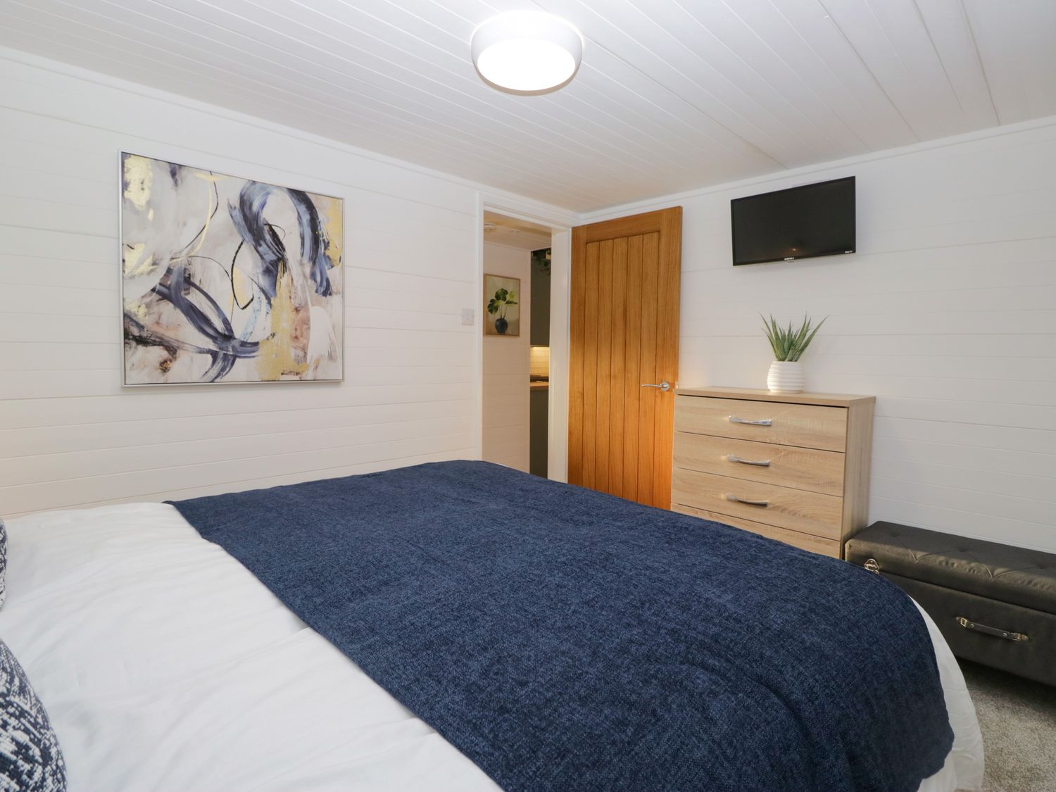 Esk Pike, Troutbeck Bridge, Cumbria. Open-plan. Single-storey. Hot tub. Smart TVs. Enclosed decking.