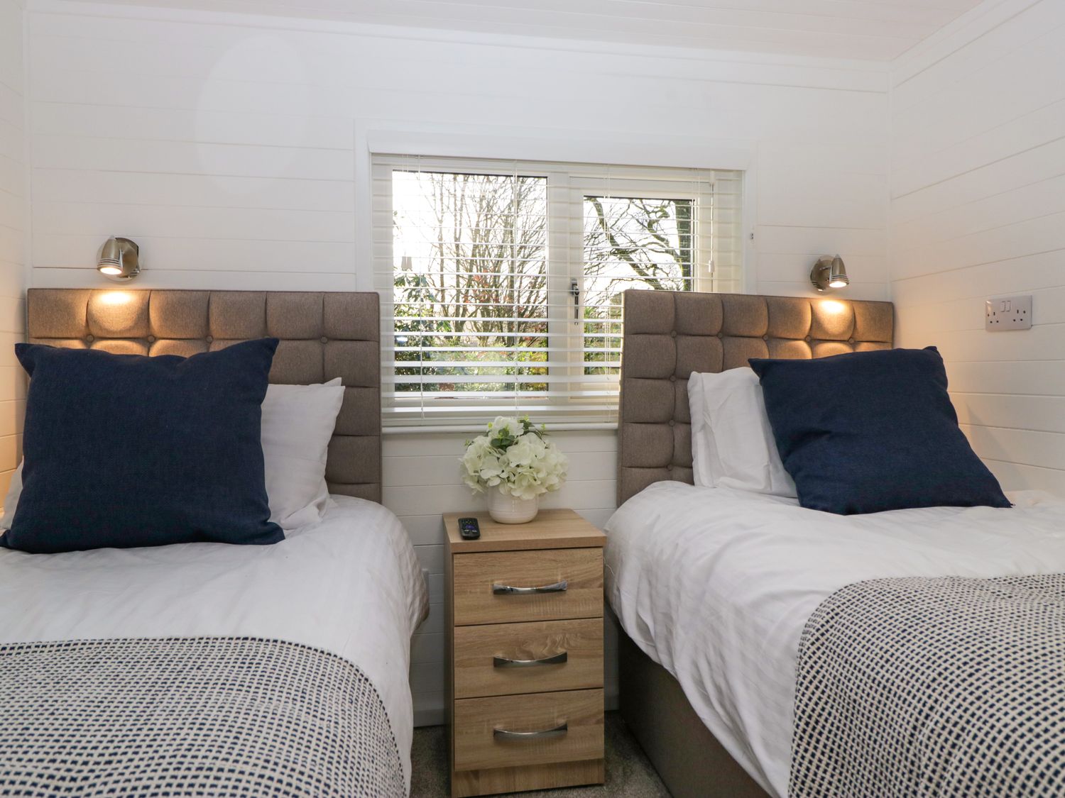 Esk Pike, Troutbeck Bridge, Cumbria. Open-plan. Single-storey. Hot tub. Smart TVs. Enclosed decking.