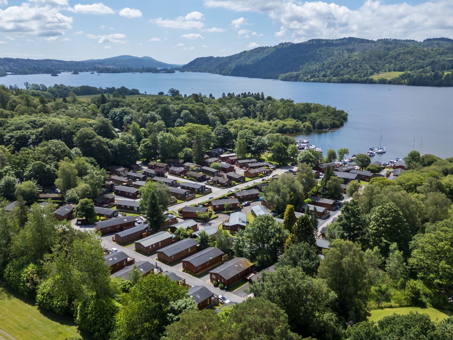 Esk Pike, Troutbeck Bridge, Cumbria. Open-plan. Single-storey. Hot tub. Smart TVs. Enclosed decking.