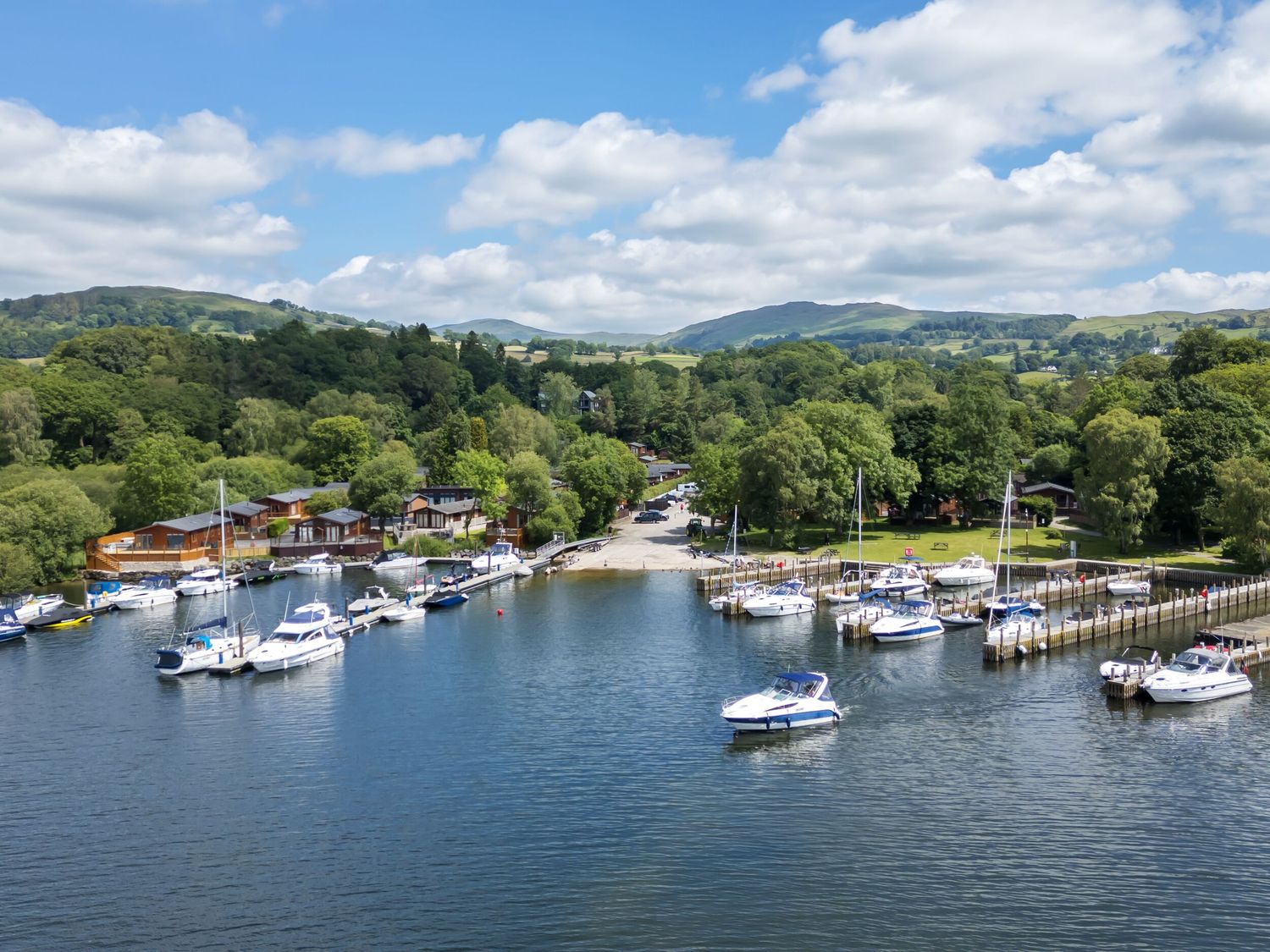 Esk Pike, Troutbeck Bridge, Cumbria. Open-plan. Single-storey. Hot tub. Smart TVs. Enclosed decking.