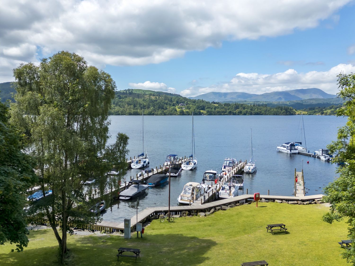 Esk Pike, Troutbeck Bridge, Cumbria. Open-plan. Single-storey. Hot tub. Smart TVs. Enclosed decking.