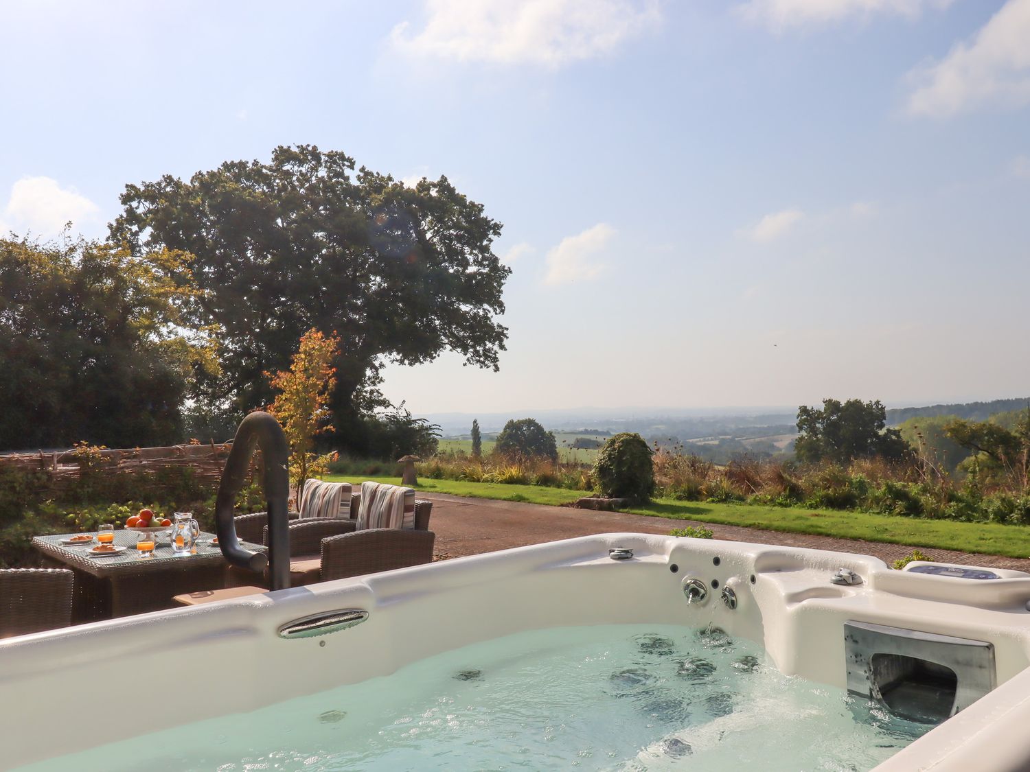 Sherway Shippen, Clyst Hydon, Devon. Garden with hot tub. Rural views. Off-road parking. TV. 