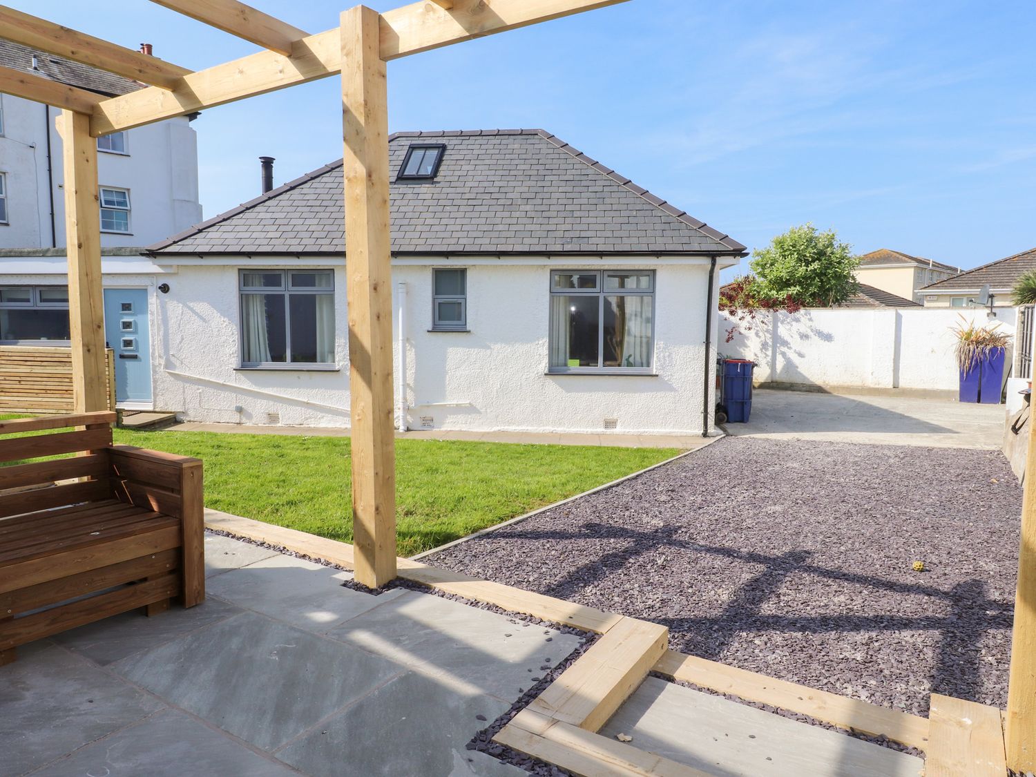 Trearddur House Cottage, Trearddur Bay. Woodburning stove. Pet-friendly. Nearby beach. Close to pub.